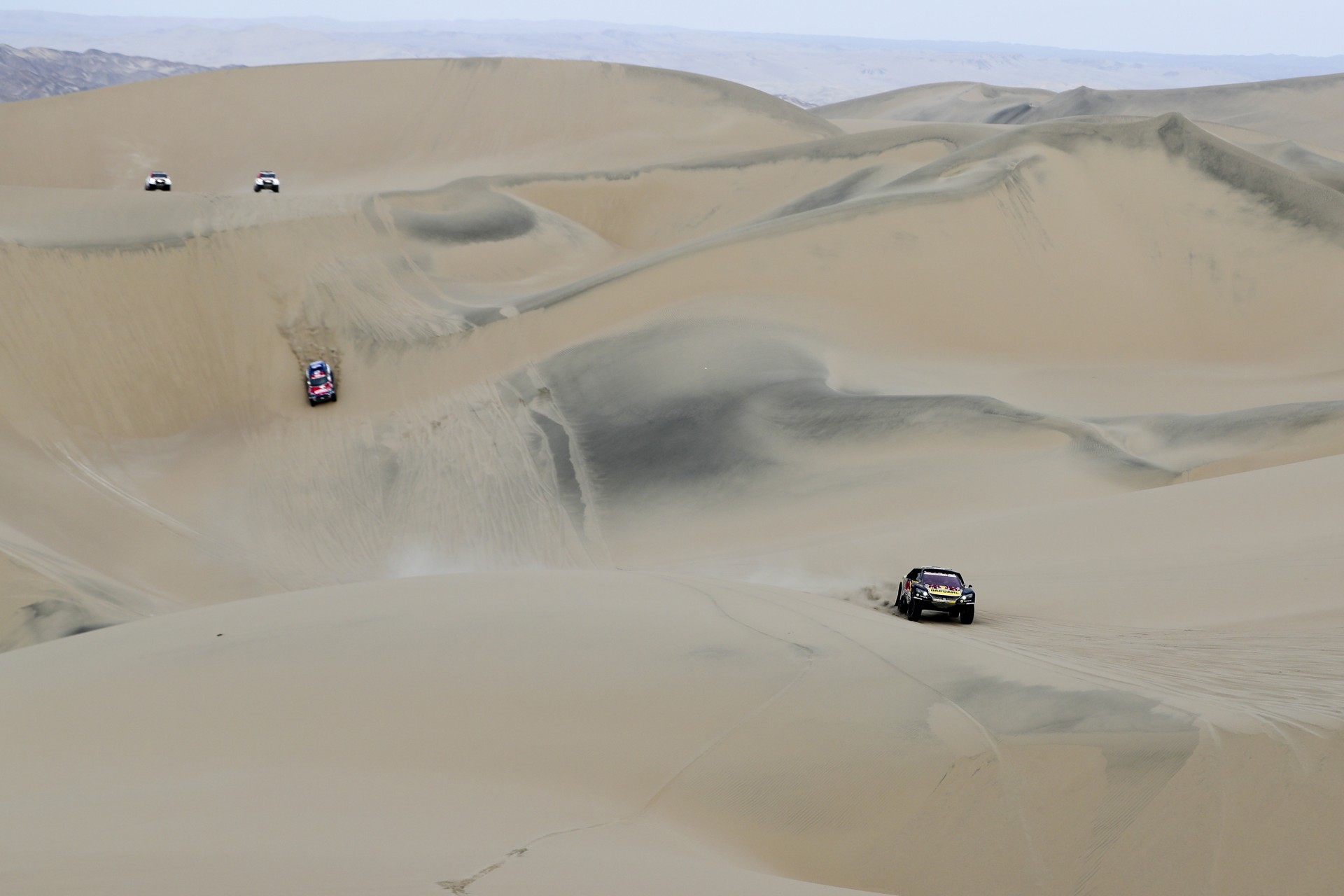 El piloto Sebastien Loeb, de Francia, y su copiloto, Daniel Elena, de Mónaco, compiten con sus Peugeot durante la etapa nueve del Rally Dakar en Pisco, Perú, el miércoles 16 de enero de 2019.