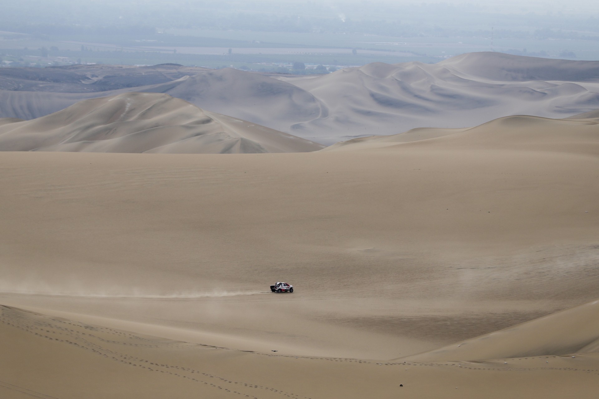 El piloto Nasser Al-Attiyah, de Qatar, y el copiloto Matthieu Baumel, de Francia, compiten con su Toyota en la novena etapa del Rally Dakar en Pisco, Perú, el miércoles 16 de enero de 2019. (Foto AP / Ricardo Mazalan)
