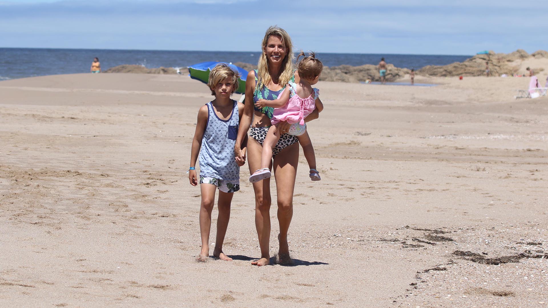 En la costa uruguaya, Carolina Giménez Aubert, la hermana de Susana, paseó por la playa en compañía de sus hijos Guadalupe y Paquito (GM Press)