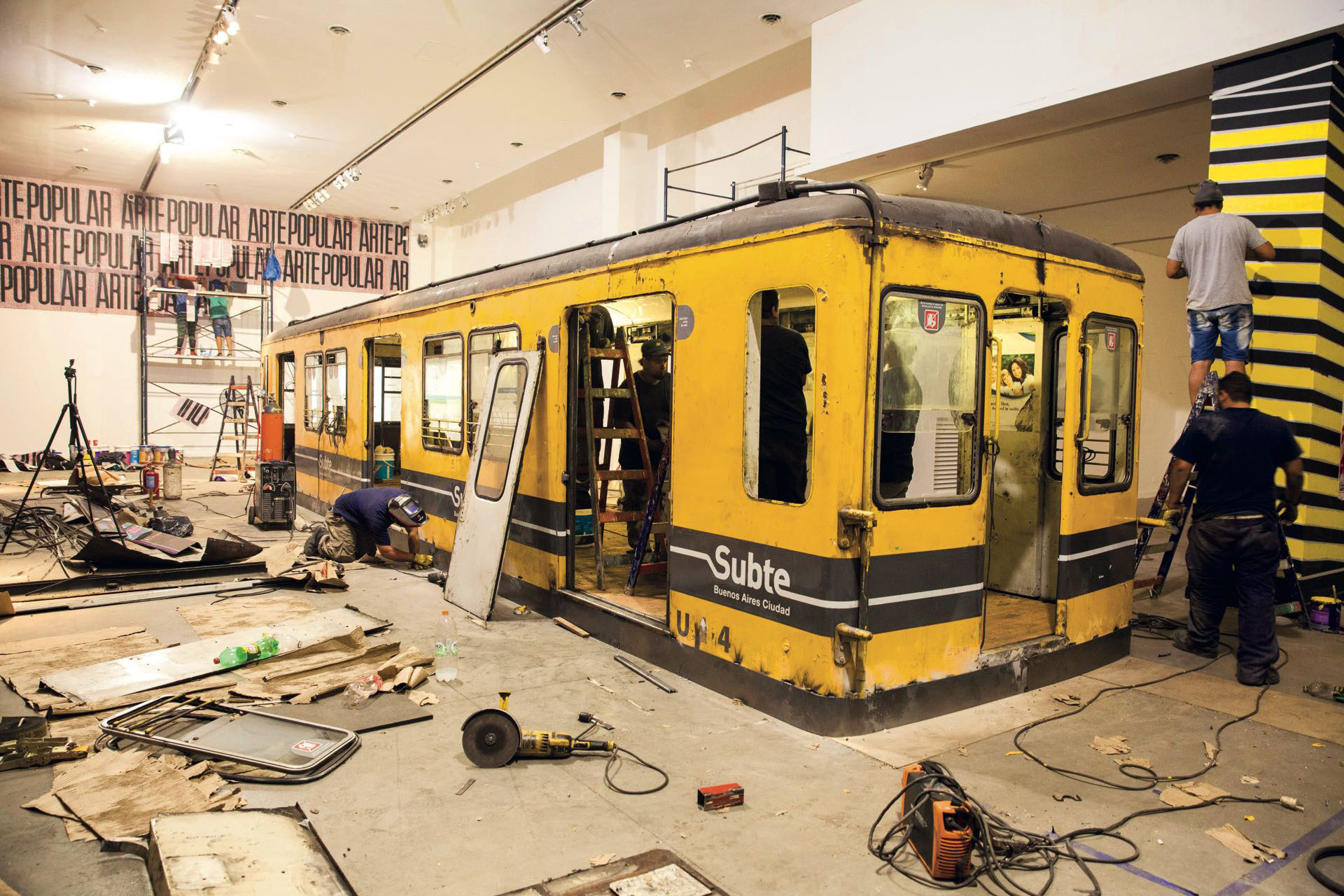 Este vagón de subte intervenido con grafitis oficia de auditorio.