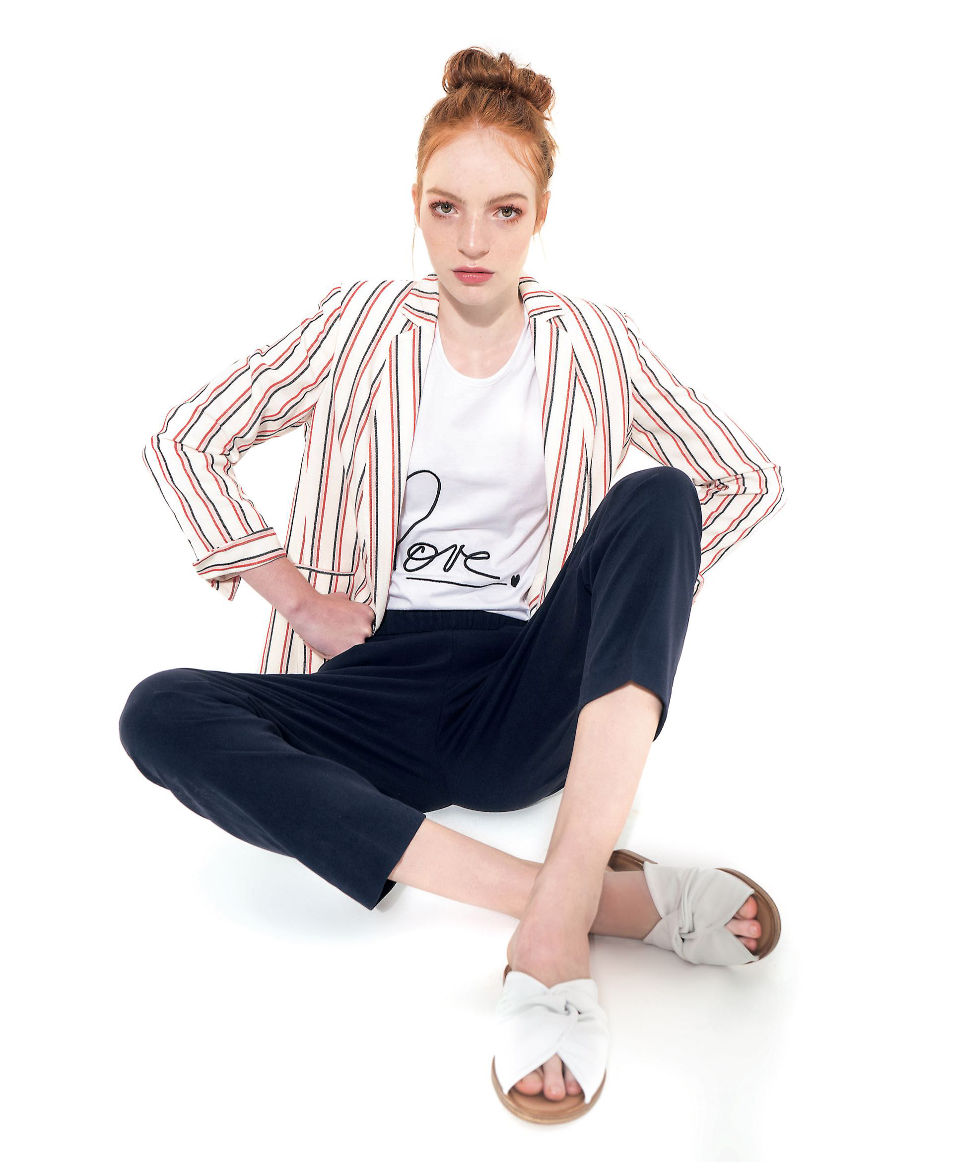 Blazer rayado (antes $ 8.690, ahora $ 6.083, Carmela Achaval), musculosa con inscripción (antes $ 489, ahora $ 383, Teenitas), pantalón (antes $ 5.222, ahora $ 3.655, Tommy Hilfiger) y chatas con capellada anudada (antes $ 2.799, ahora $ 1.599, Aldo para Falabella)