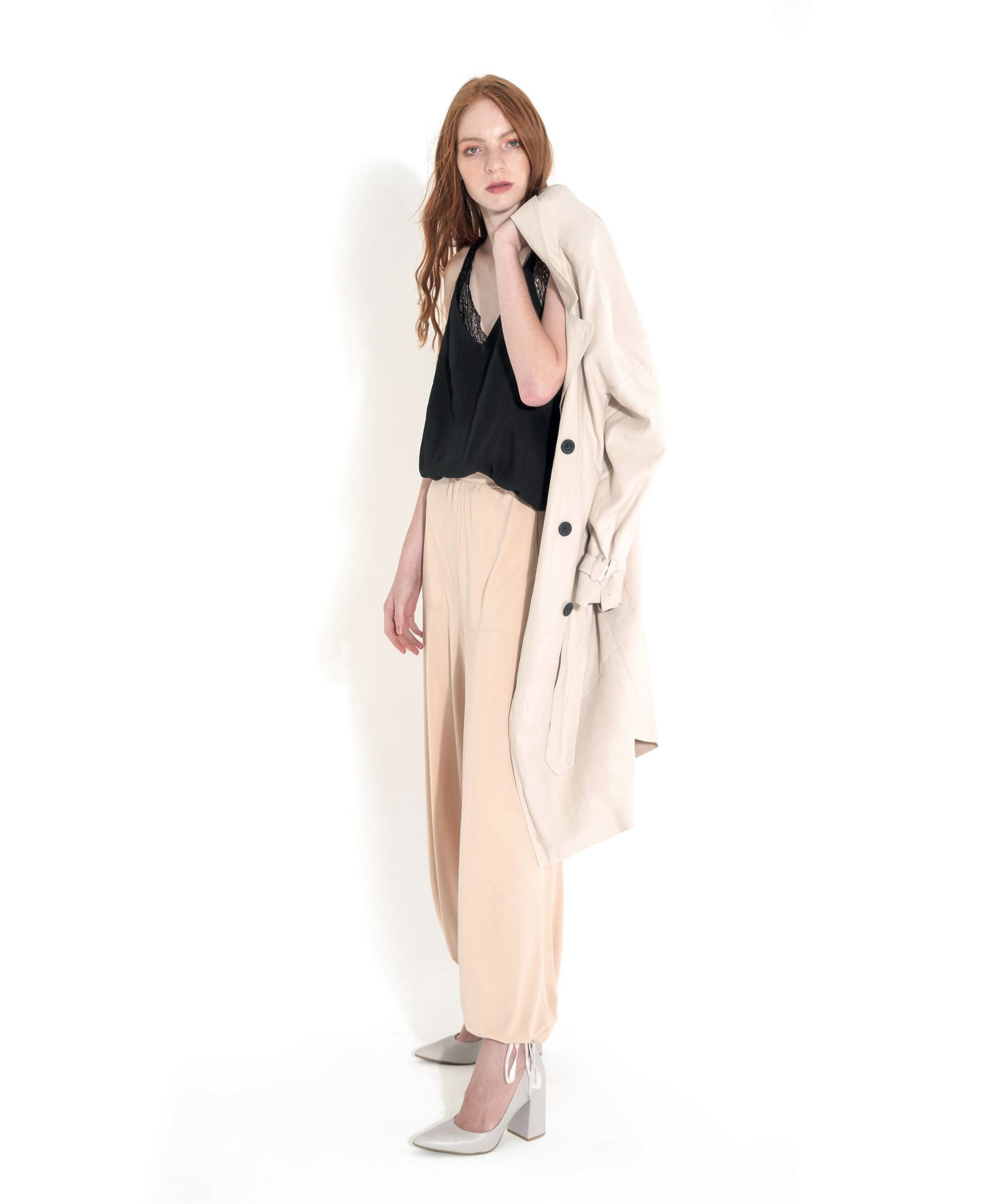 Musculosa (antes $ 990, ahora $ 590, Indiastyle), trench (antes $ 5.690, ahora $ 2.845, Portsaid), pantalón babucha (antes $ 3.000, ahora $ 1.500, Vitamina) y stilettos con taco cuadrado (antes $ 3.100, ahora $ 2.790, Viamo)