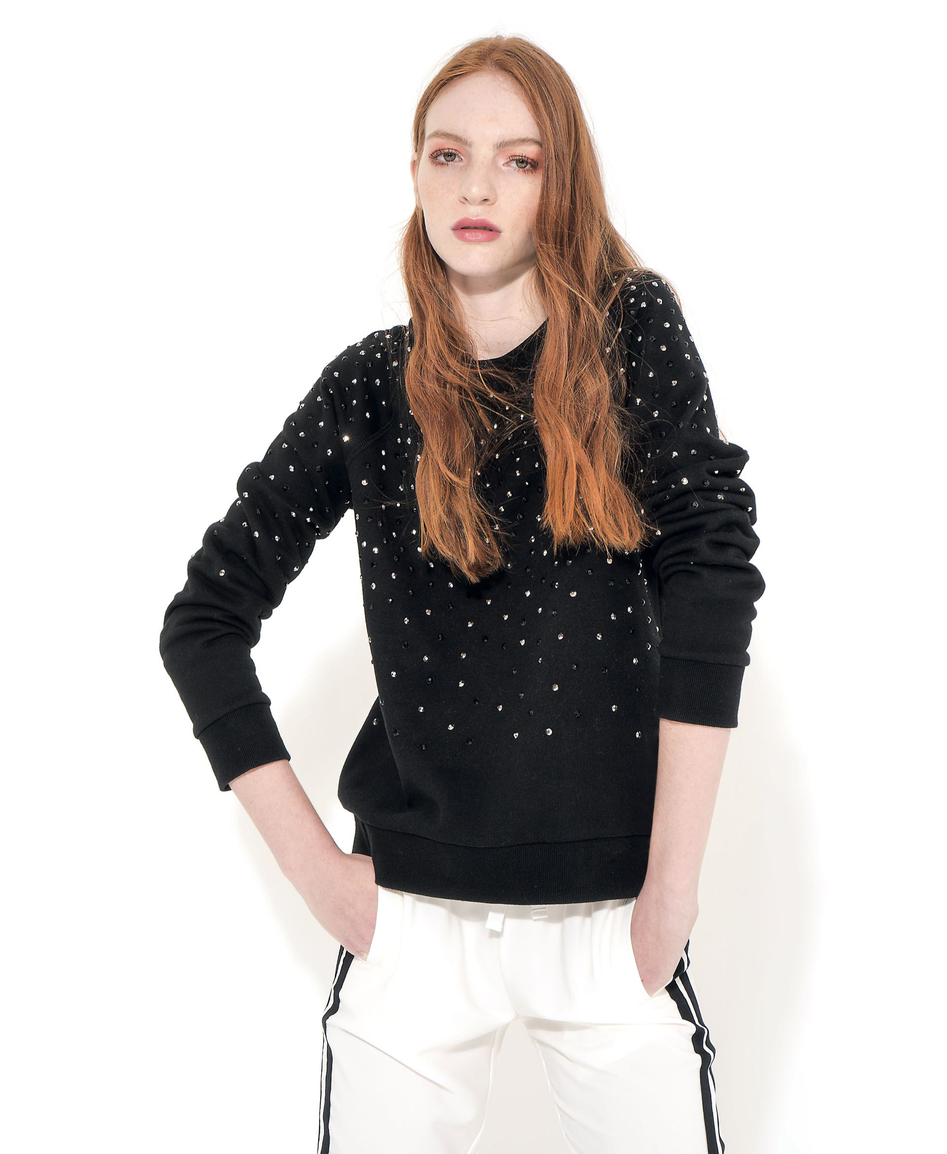 Buzo con tachas (antes $ 2.590, ahora $ 1.490, Karl Lagerfeld para Falabella) y pantalón con franja lateral (antes $ 4.060, ahora $ 2.436, Kosiuko)