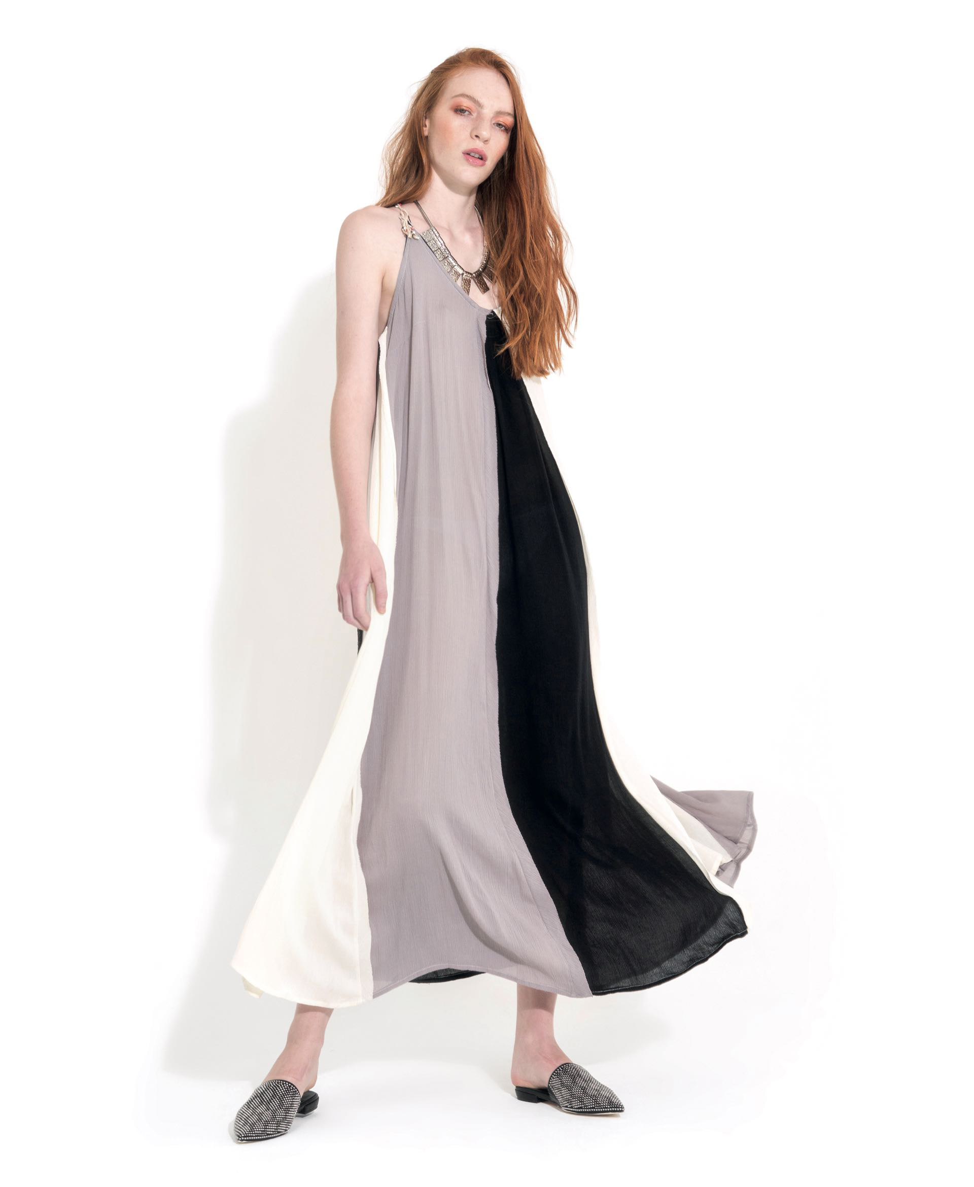 Maxivestido con recortes (antes $ 4.200, ahora $ 2.520, Indiastyle), zuecos con minitachas (antes$ 4.200, ahora $ 3.200, Aldo para Grimoldi) y colgante (antes $ 798, ahora $ 498, Prüne)