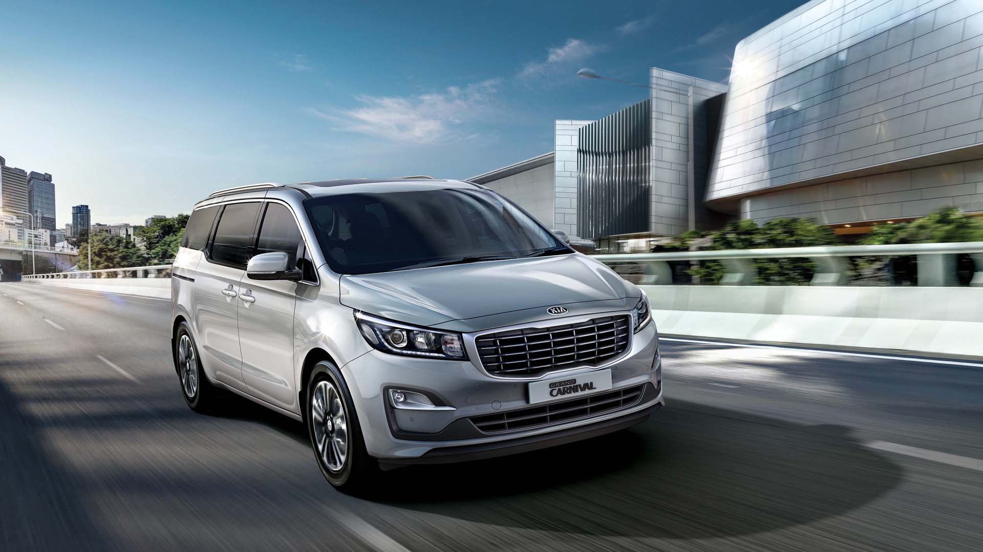 El Kia Carnival sumó nuevas versiones de equipamiento.