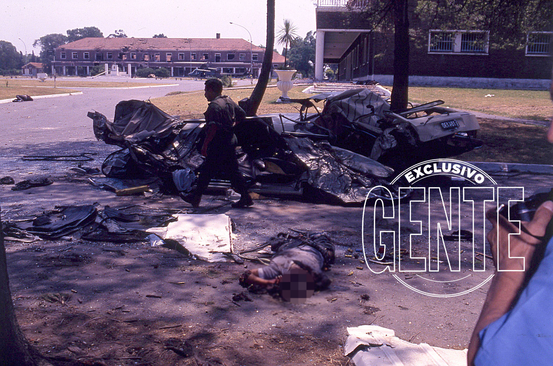 Entre el Puesto 1 y la Plaza de Armas, uno de los autos de los guerrilleros que fue aplastado por un tanque.