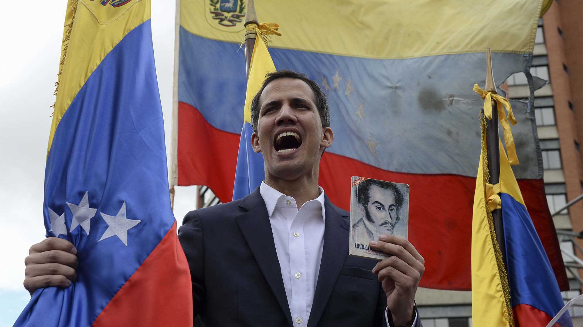 Juan Guaidó, instantes después de jurarar como presidente encargado de Venezuela ante una multitud (Photo by Federico PARRA / AFP)