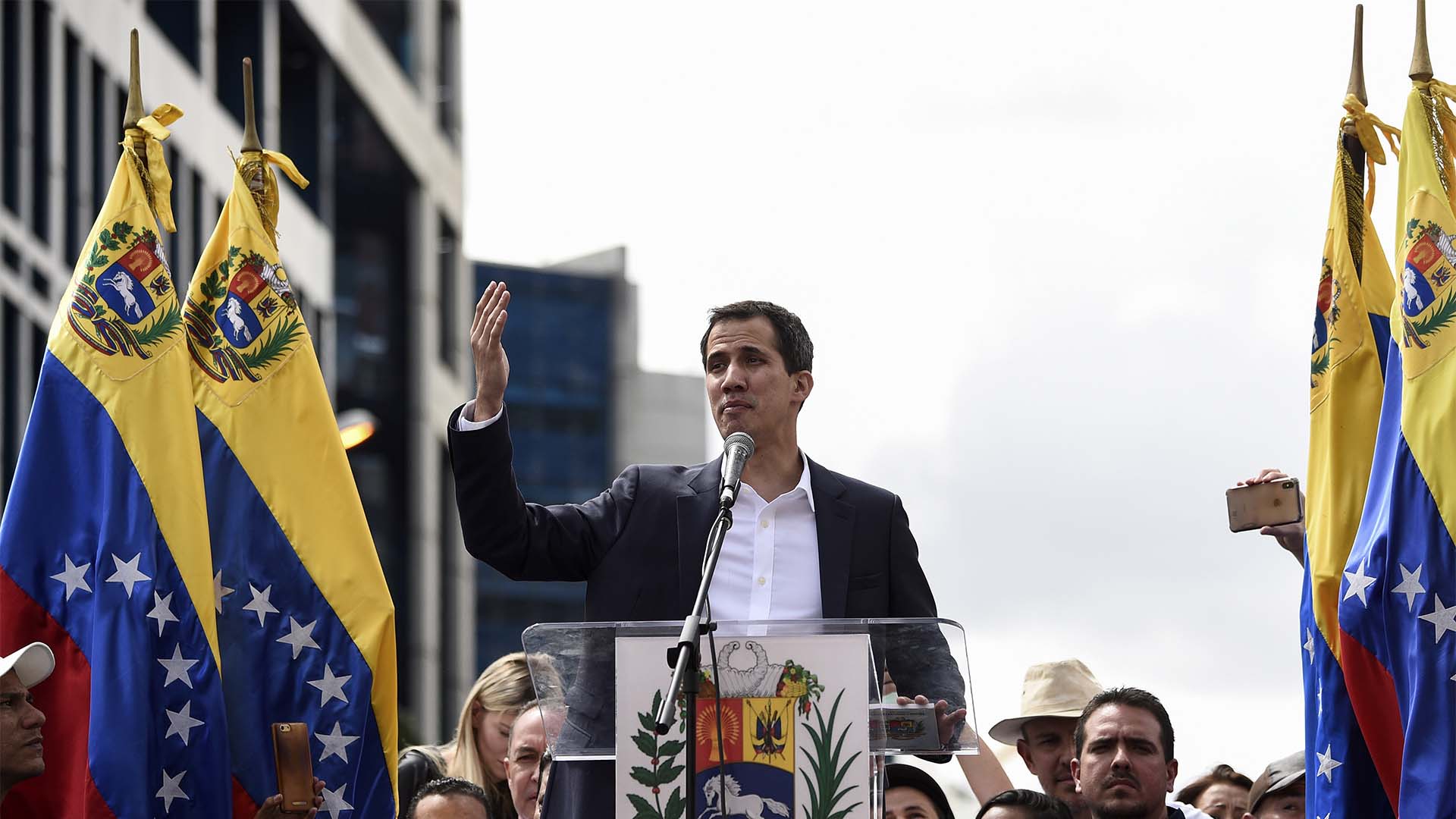 Juan Guaidó, al jurar este miércoles como presidente interino de Venezuela
