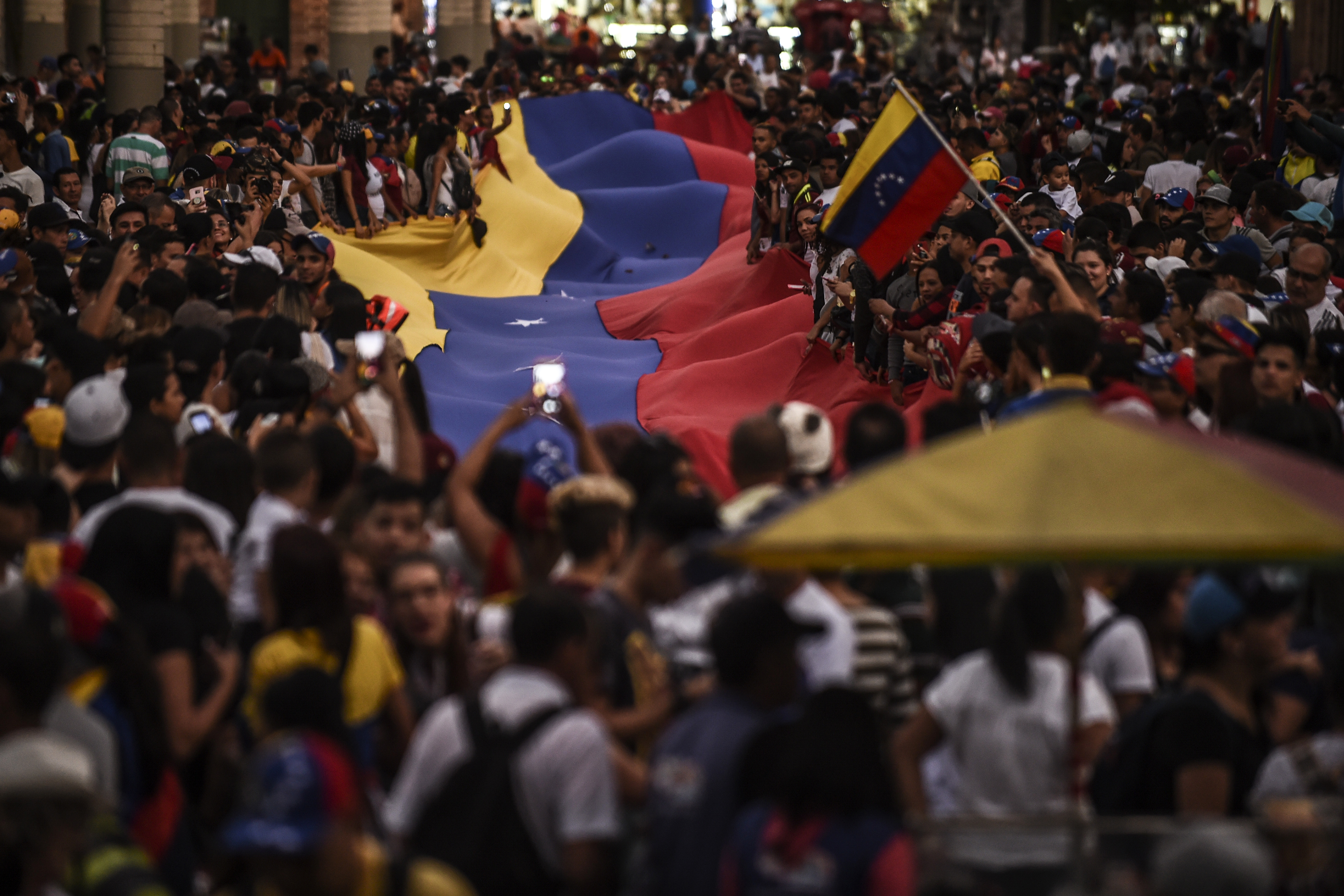 En Medellín, miles de venezolanos, y también colombianos, salieron a a las calles apoyar Juan Guaidó y a pedir la salida de Nicolás Maduro.. (Photo by JOAQUIN SARMIENTO / AFP)