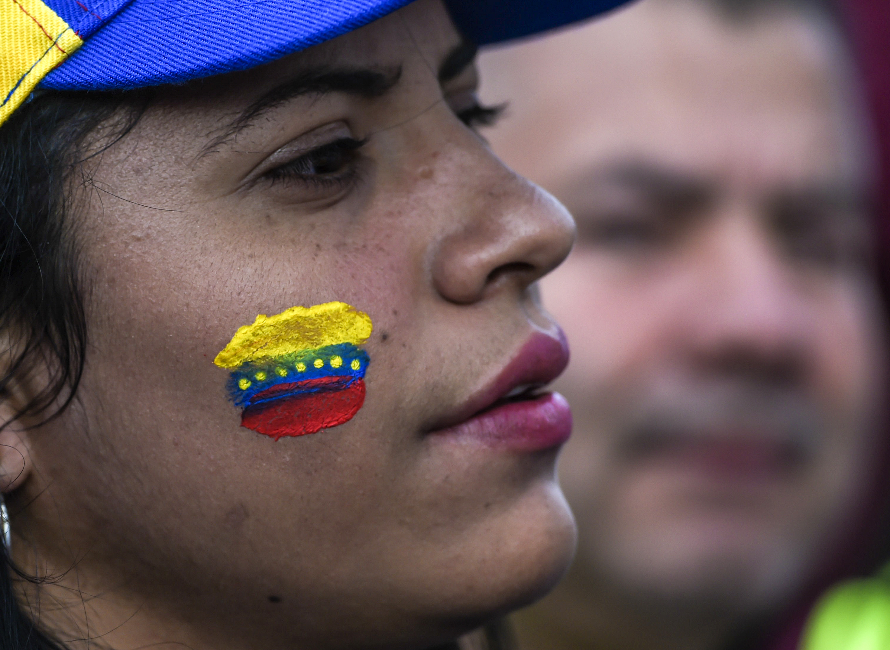 Venezolana manifestante en Bogotá. (Photo by Juan BARRETO / AFP)