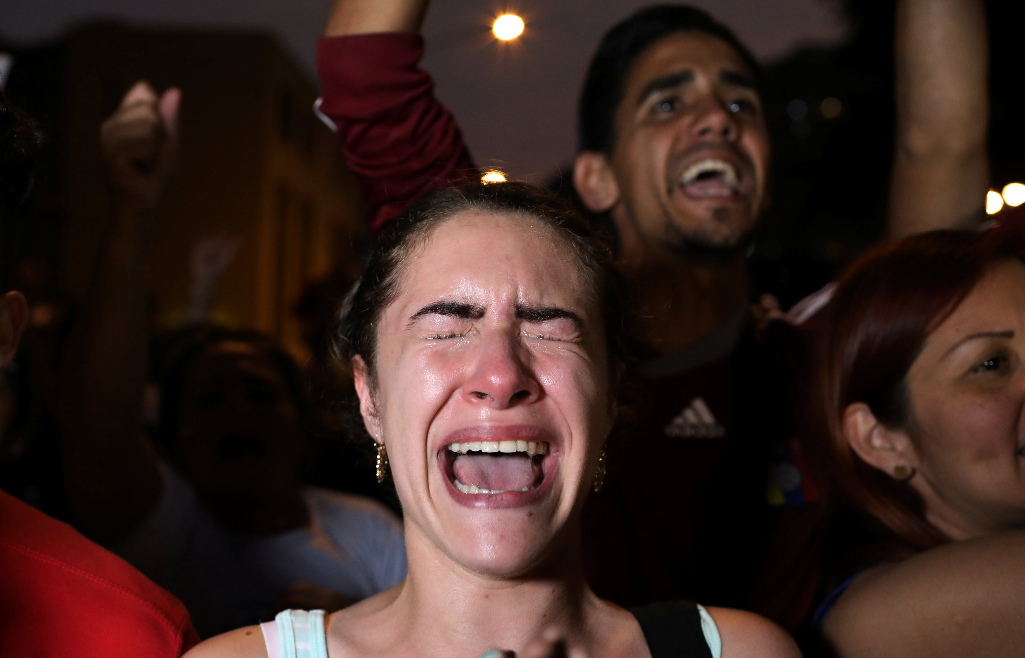 Una manifestante llora en Lima, Perú. (REUTERS/Mariana Bazo)