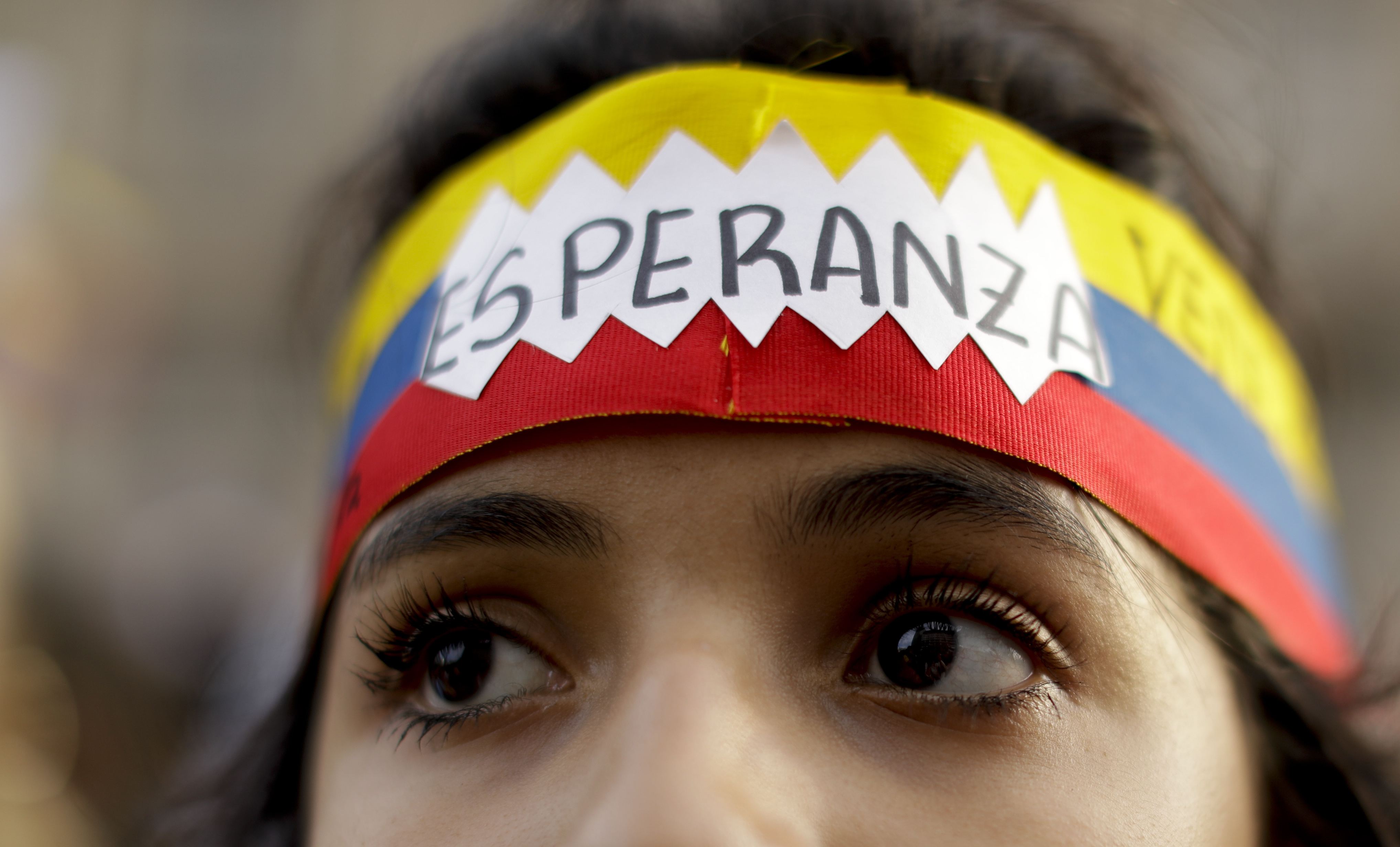 Una joven venezolana durante las protestas en Buenos Aires, Argentina. (AP Photo/Natacha Pisarenko)