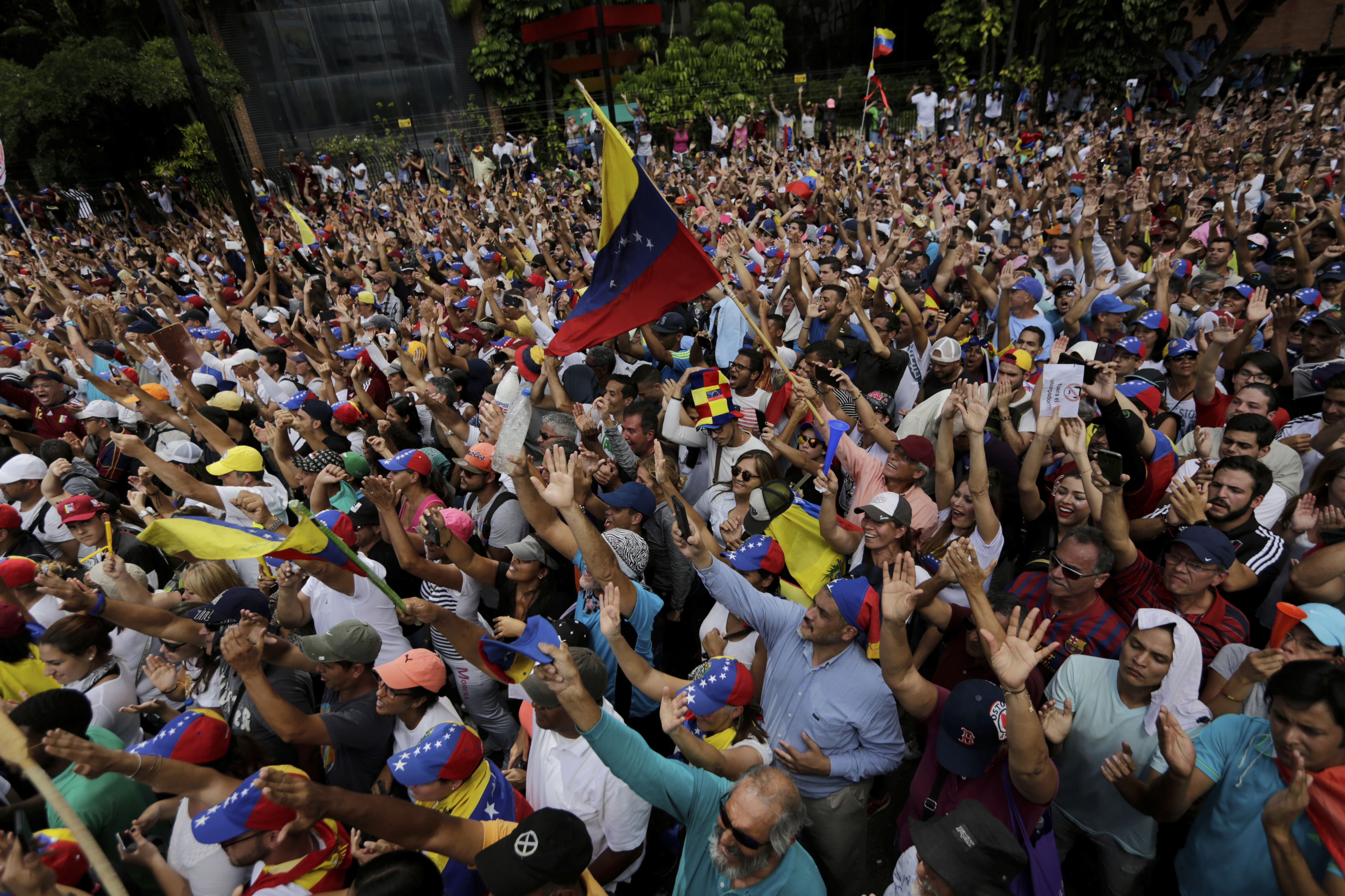 Miles de personas en apoyo a Juan Guaidó en Caracas, Venezuela. (AP Photo/Fernando Llano)