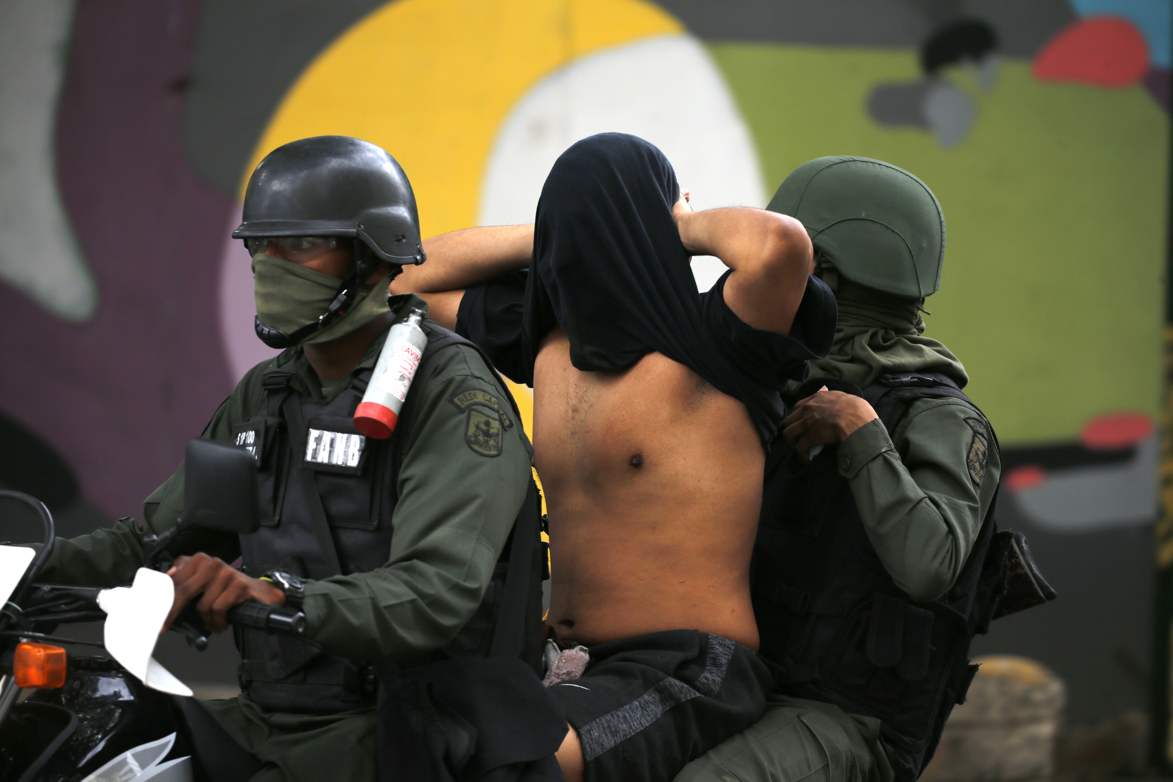 Fuerzas chavistas detienen a un manifestante. (AP Photo/Fernando Llano)