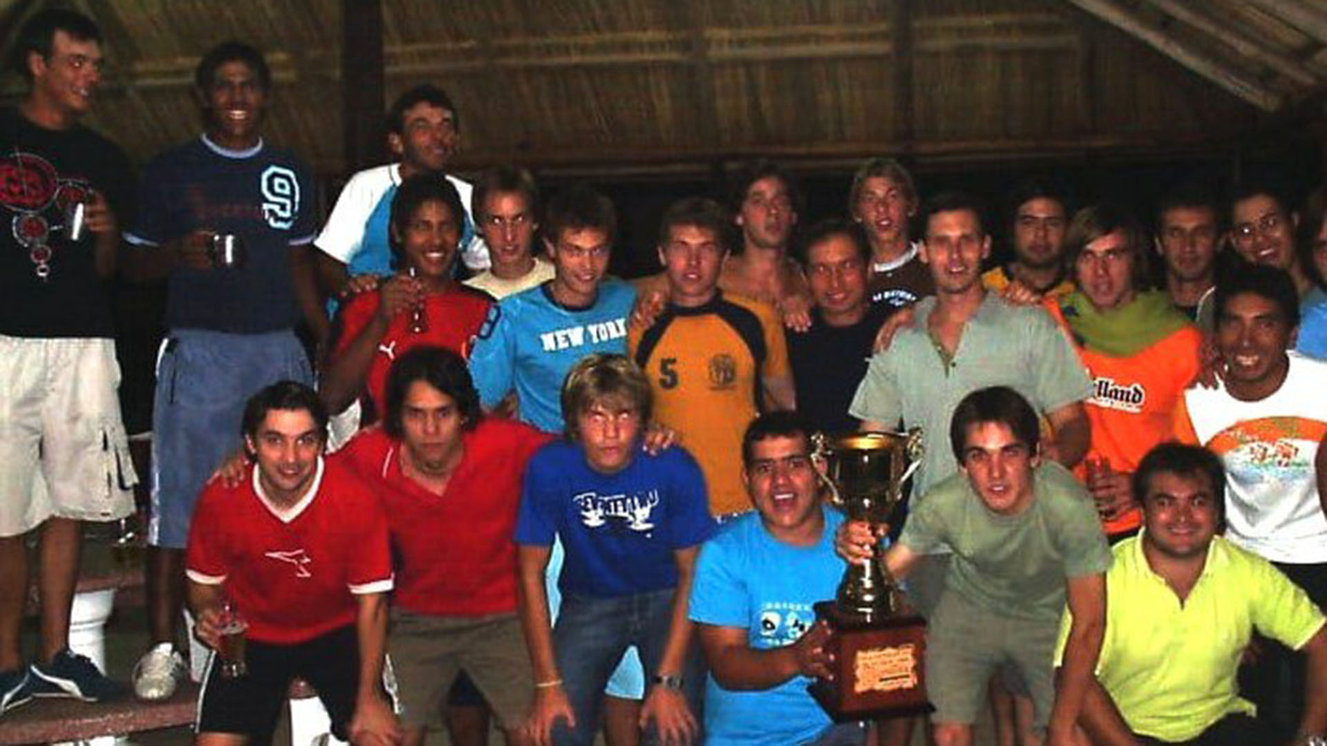 Durante su infancia ganó innumerables trofeos junto a sus amigos