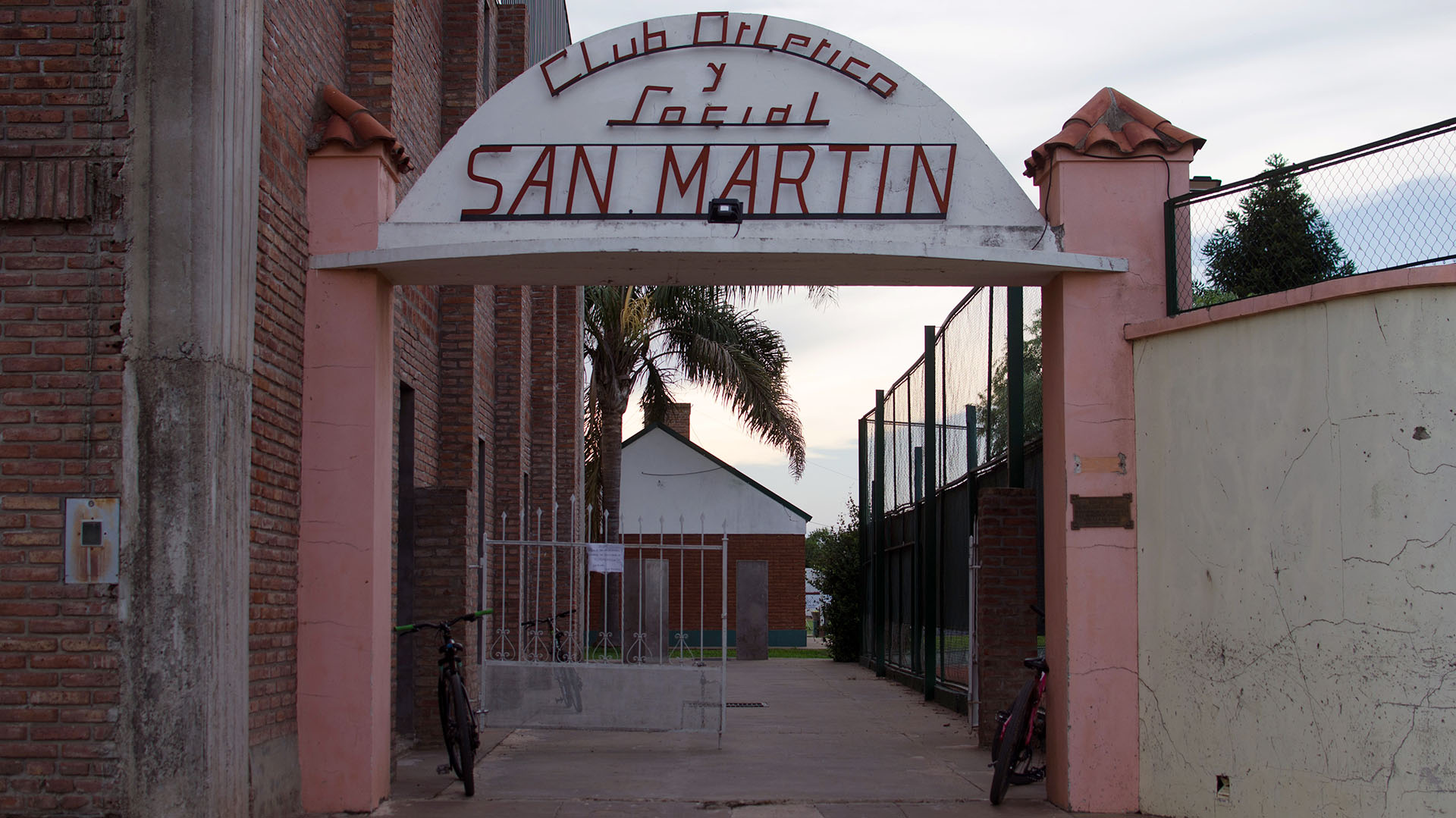Entrada al club donde se formó Emiliano Sala (Foto: AFP)
