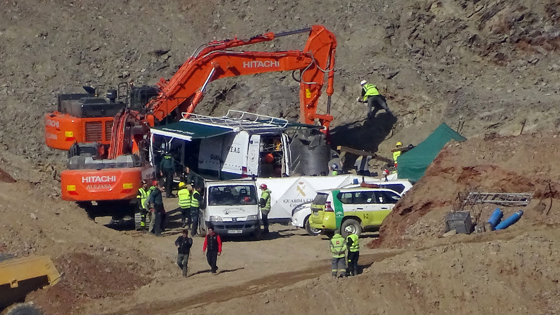 El equipo de rescate en el pozo.