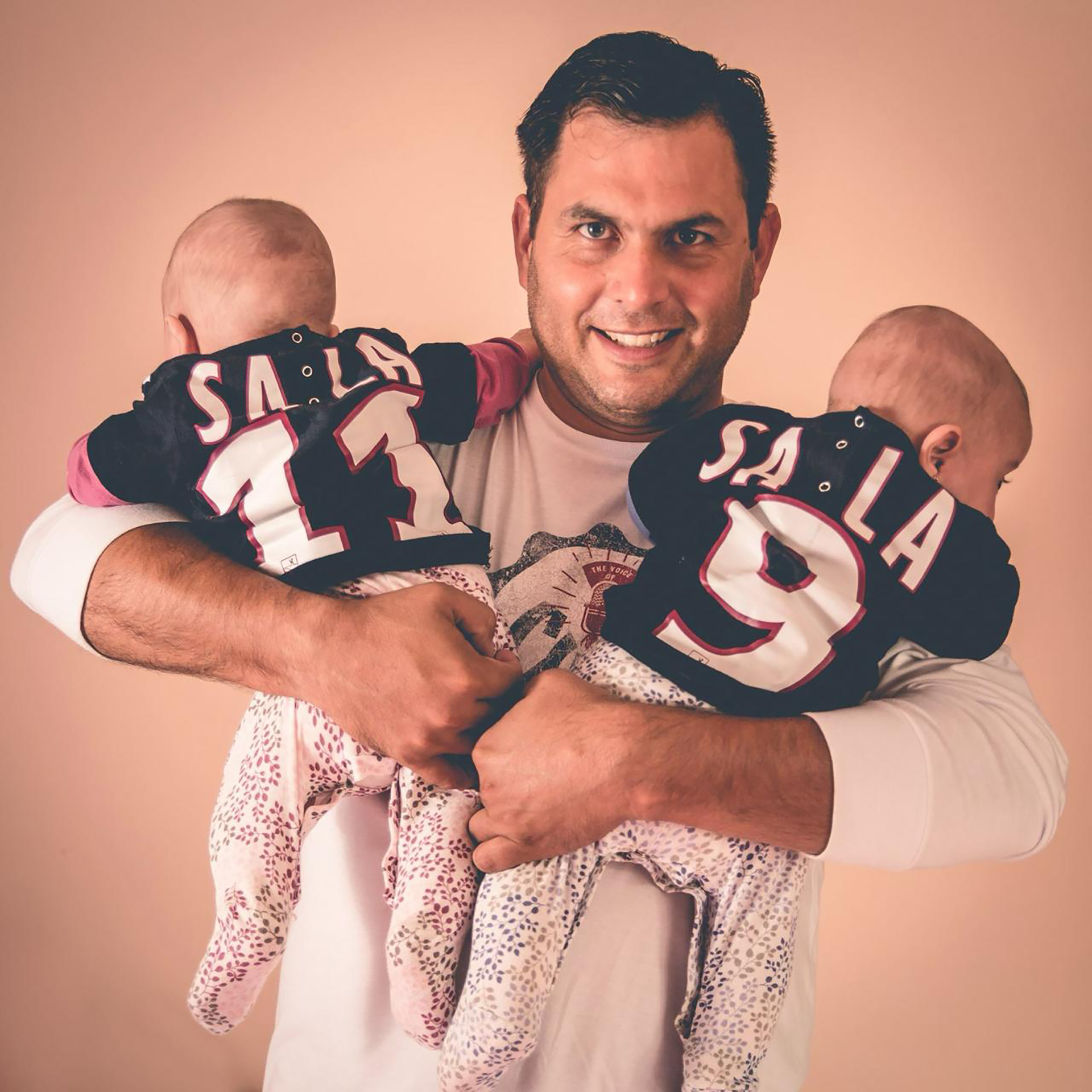 Su primer entrenador junto a sus hijas con las camisetas del ídolo local