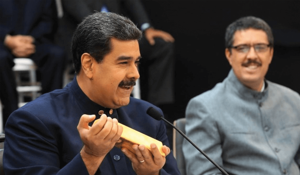 Nicolás Maduro presenta lingotes de oro en una reunión de ministros el 22 de marzo de 2018. Foto: Prensa Presidencial