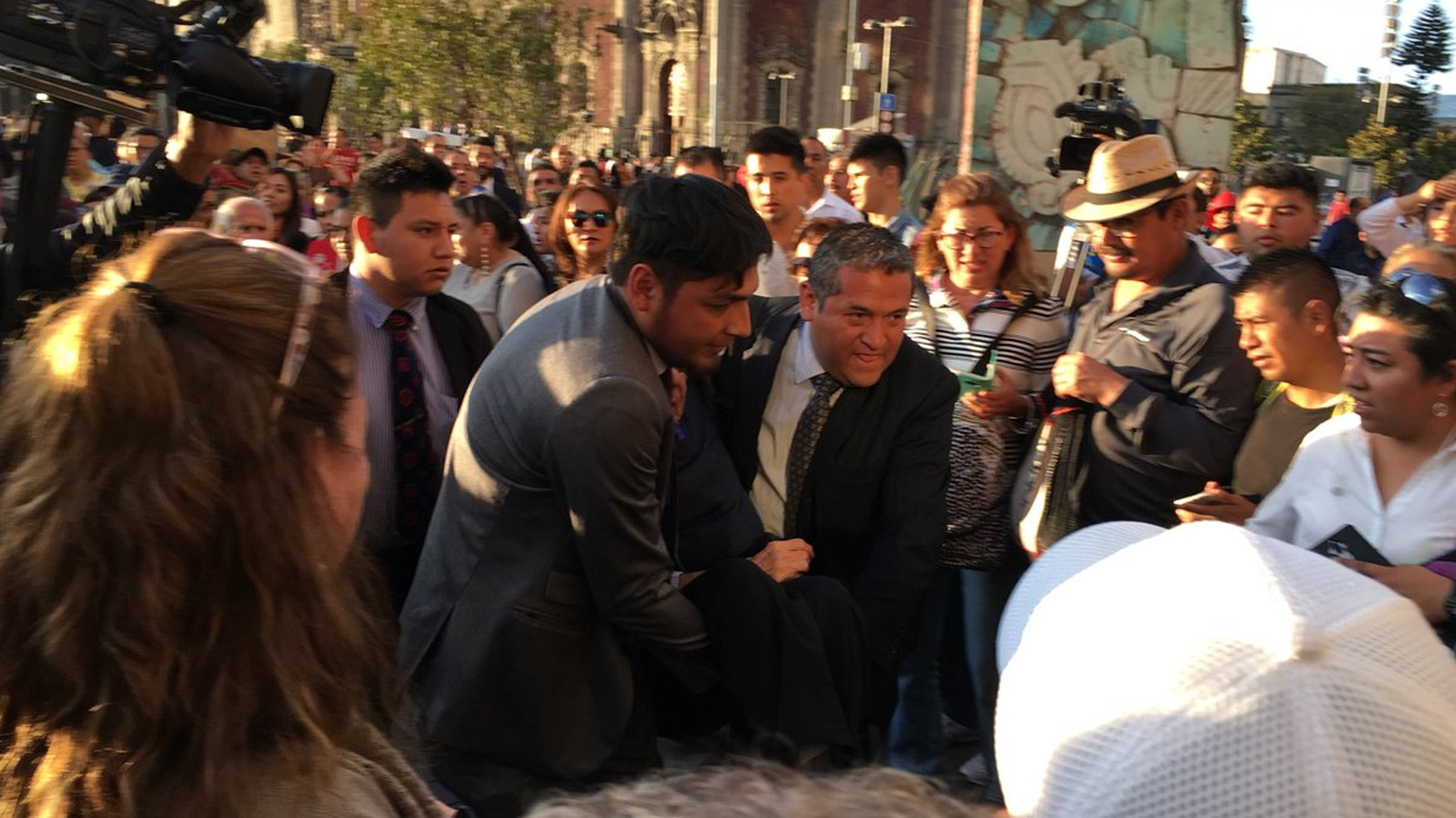 El momento en el que se desvaneció el legislador (Foto: @Andreart2001)