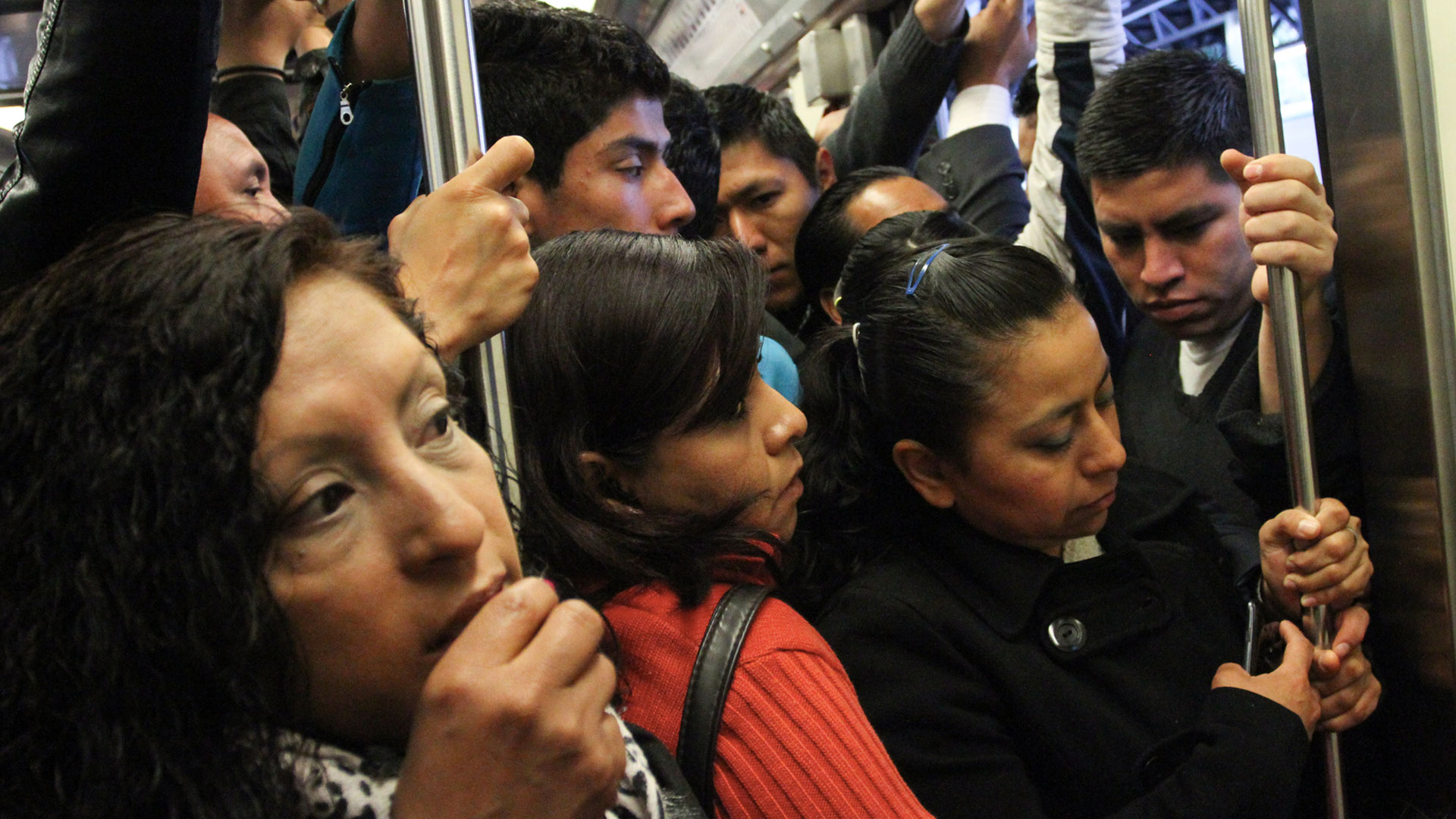 Las mujeres en el metro de Ciudad de México se enfrentan a acoso, robos e intentos de secuestro (Foto: María José Martínez /Cuartoscuro.com)
