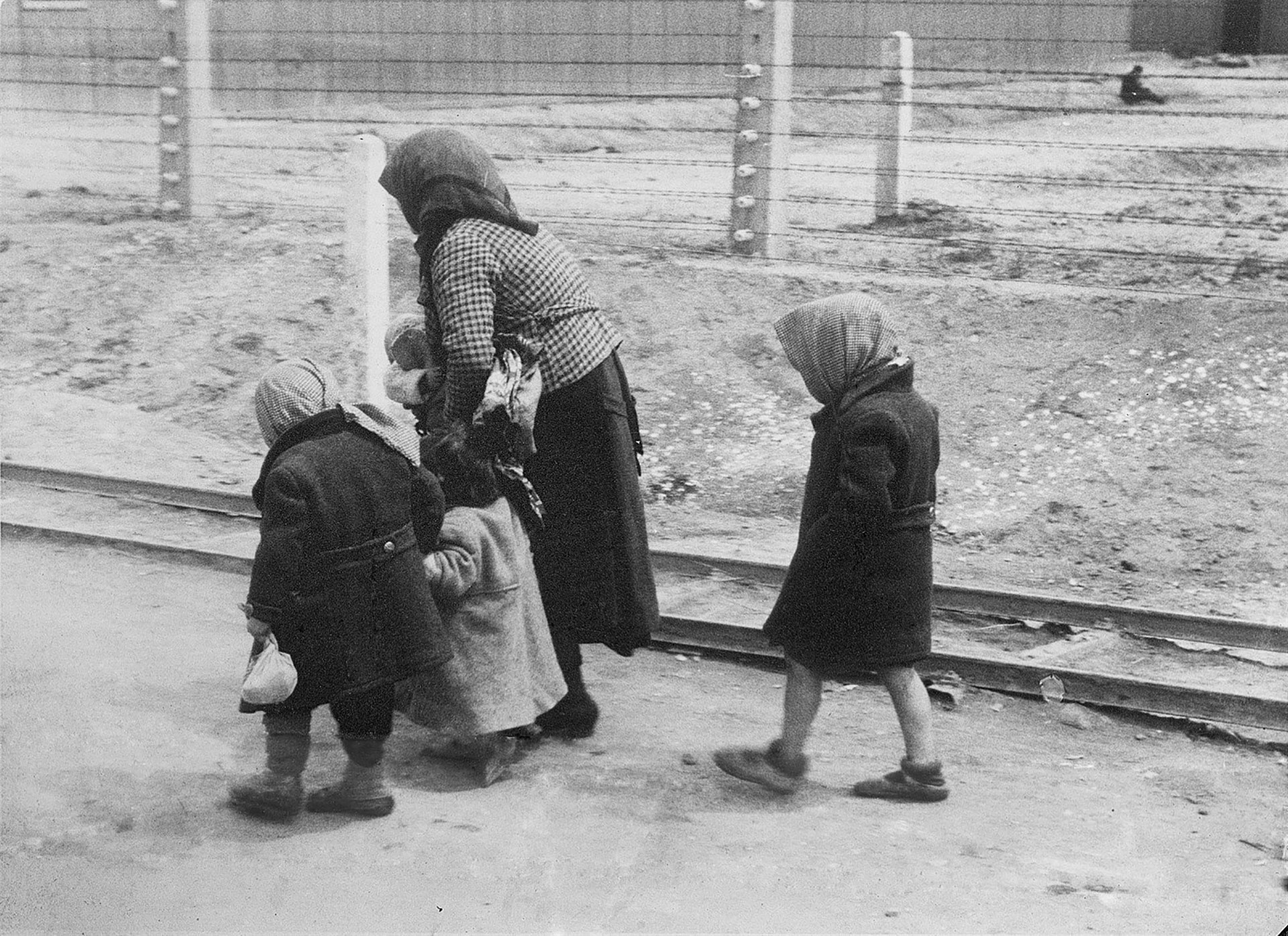 Una mujer y varios niños, dentro del campo de concentración