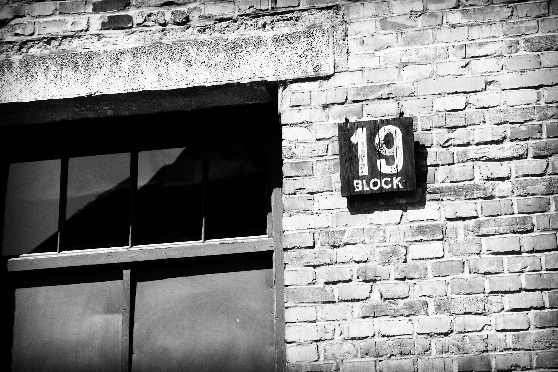 Auschwitz I se empezó a construir en mayo de 1940, a partir de barracas de ladrillo del ejército polaco