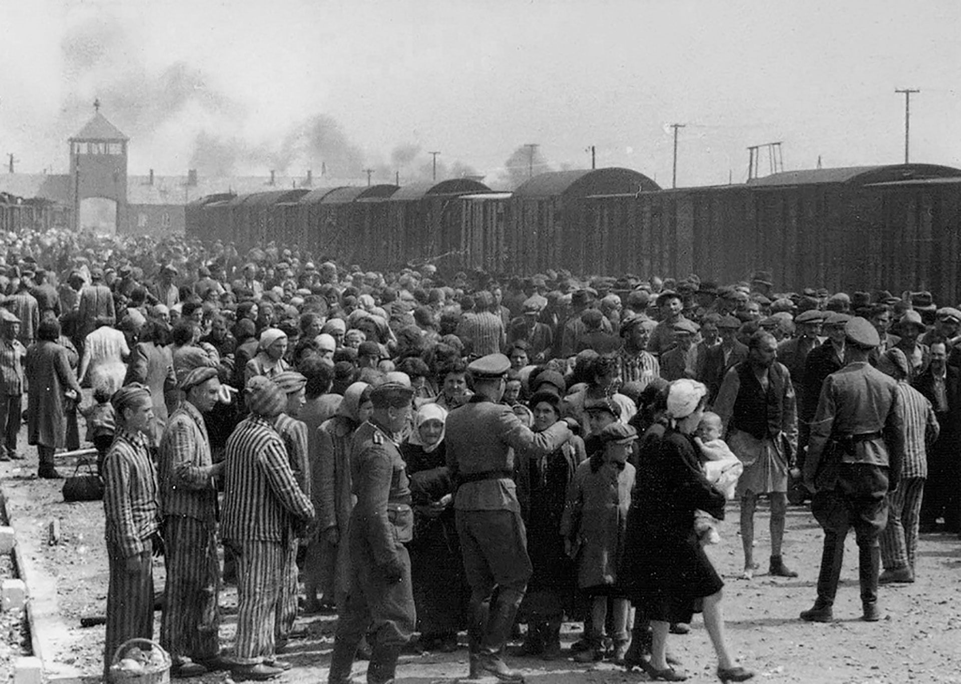 Un grupo de ciudadanos húngaros llega hasta Auschwitz-II (Birkenau), Polonia, durante la ocupación alemana