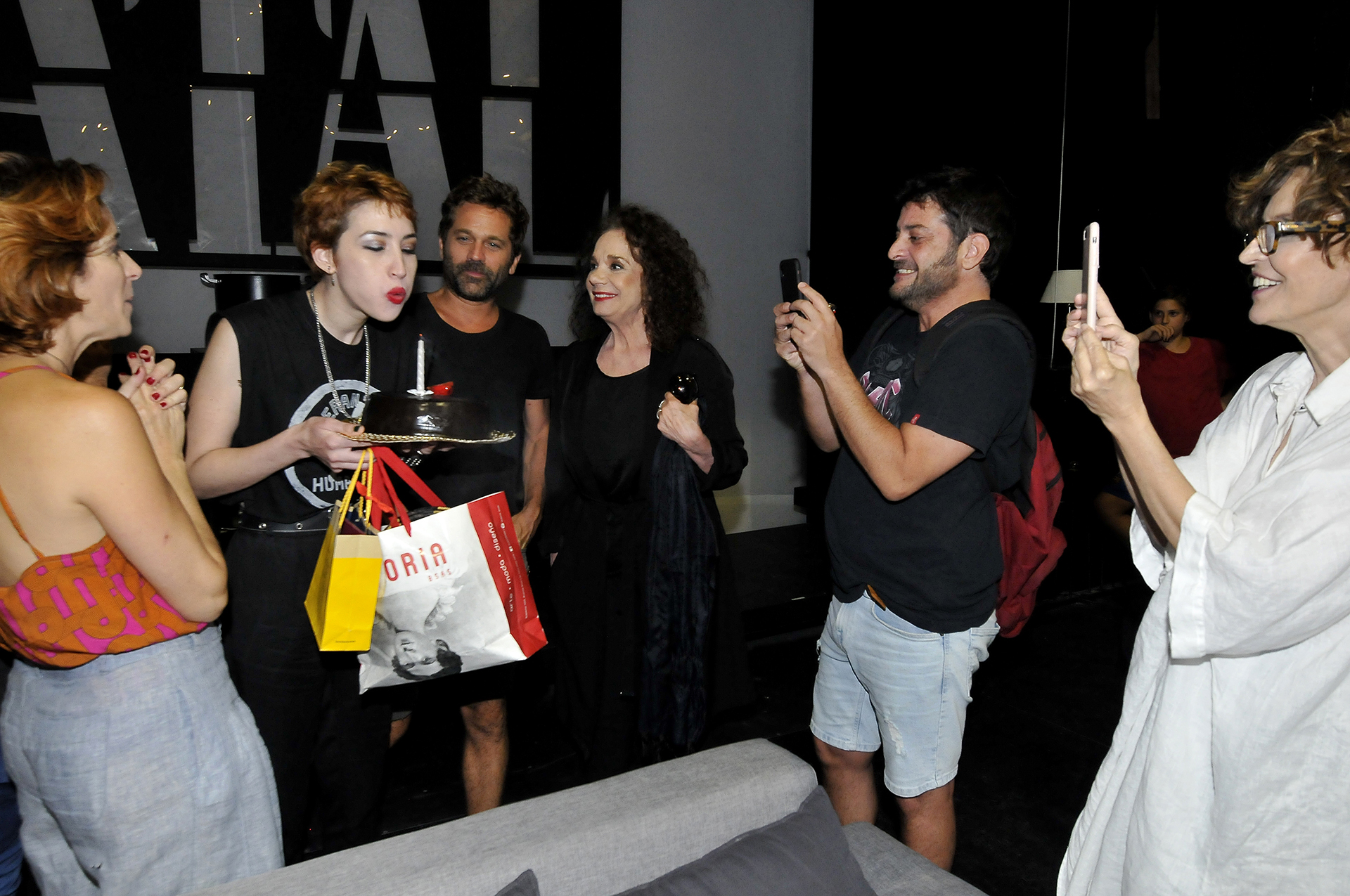 Una vez concluida la función, el elenco siguió festejando entre bambalinas