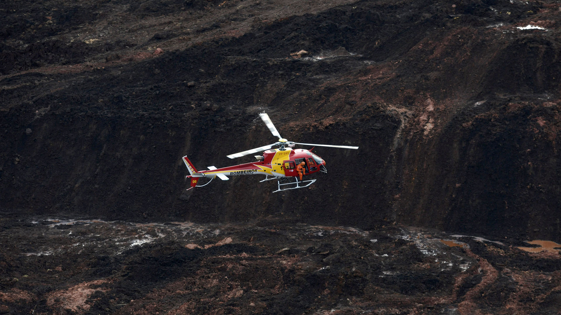 Un helicóptero de rescate sobrevuela la zona del colapso del dique en Minas Gerais (REUTERS/Washington Alves)