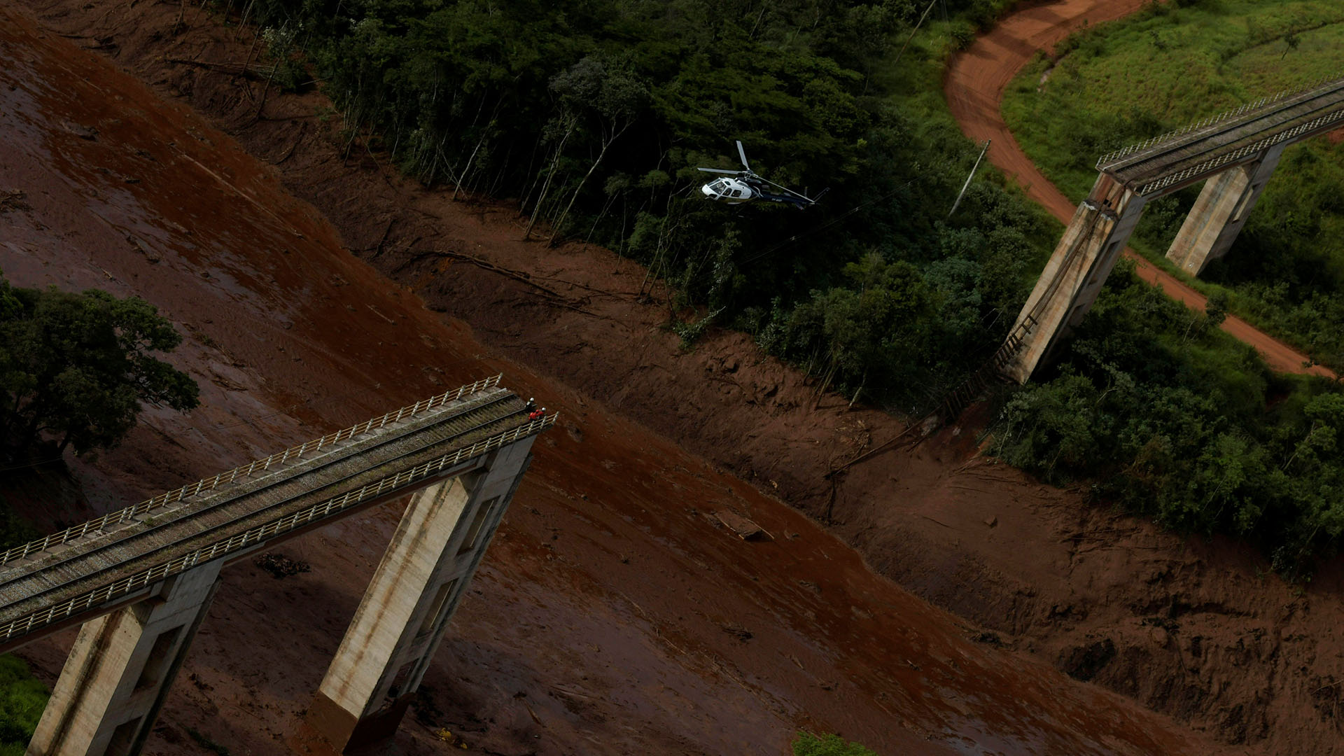 Un helicóptero sobrevuela la zona de la tragedua (REUTERS/Washington Alves)