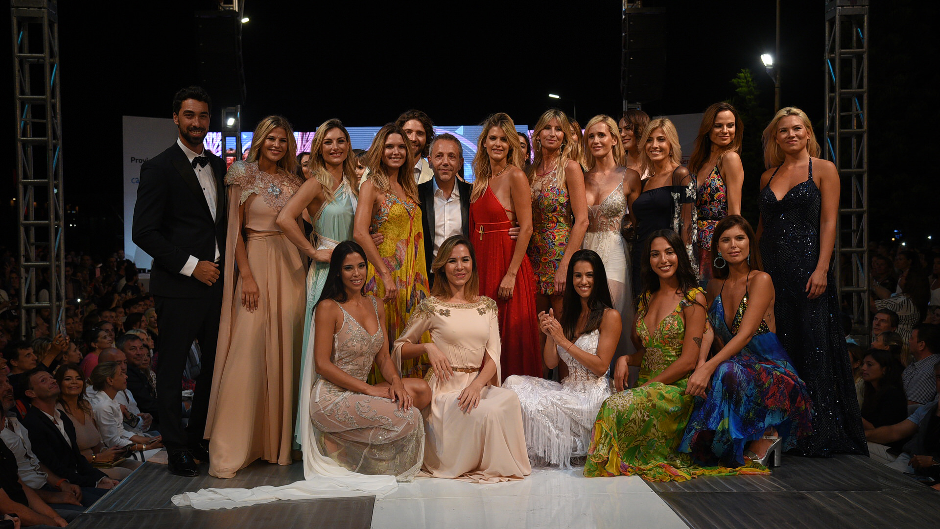 Guillermo Azar junto a las top models que participaron del Pinamar Moda Look, en la edición aniversario por los 15 años del desfile