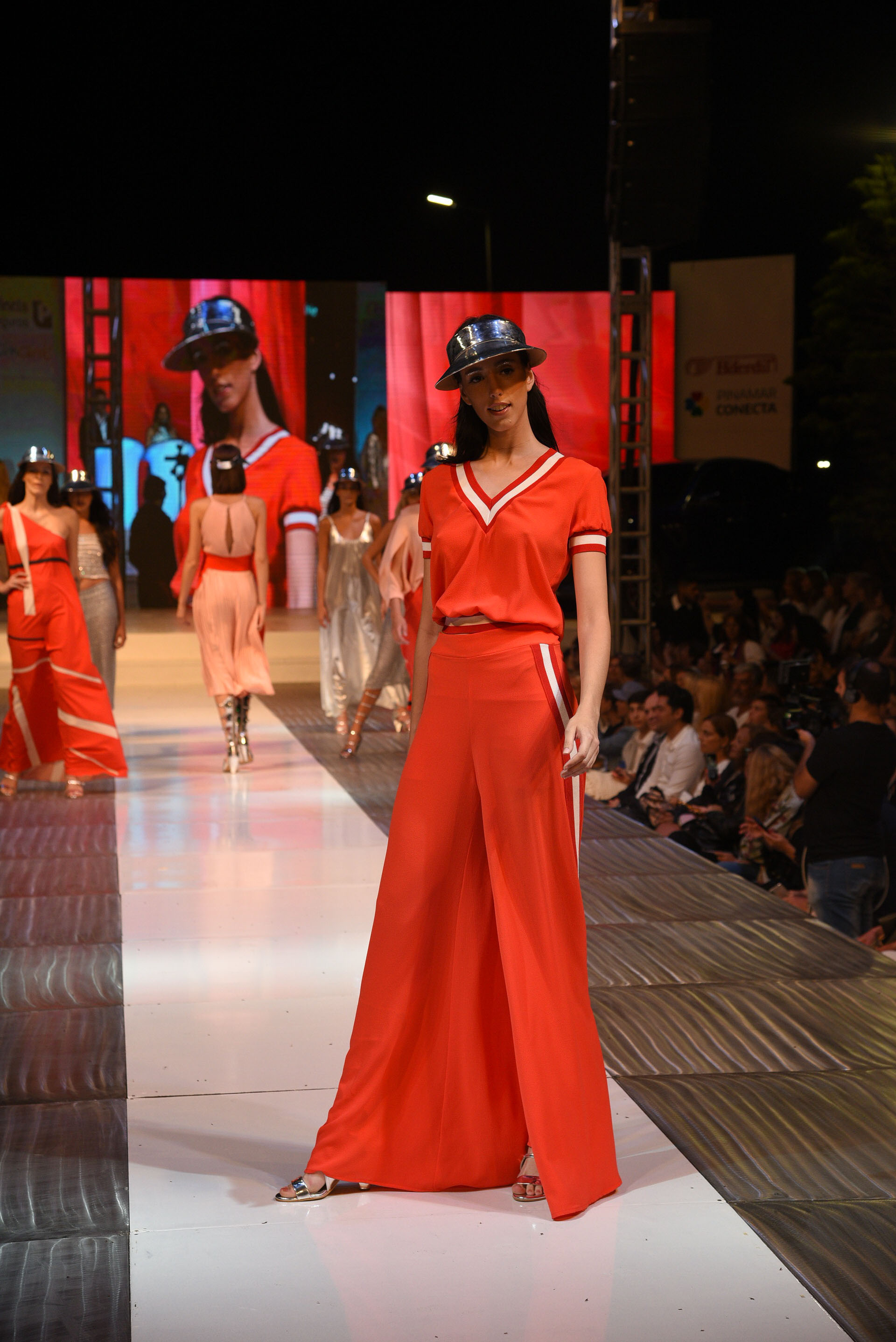 Un conjunto en color rojo pasión sporty chic con vicera metalizada