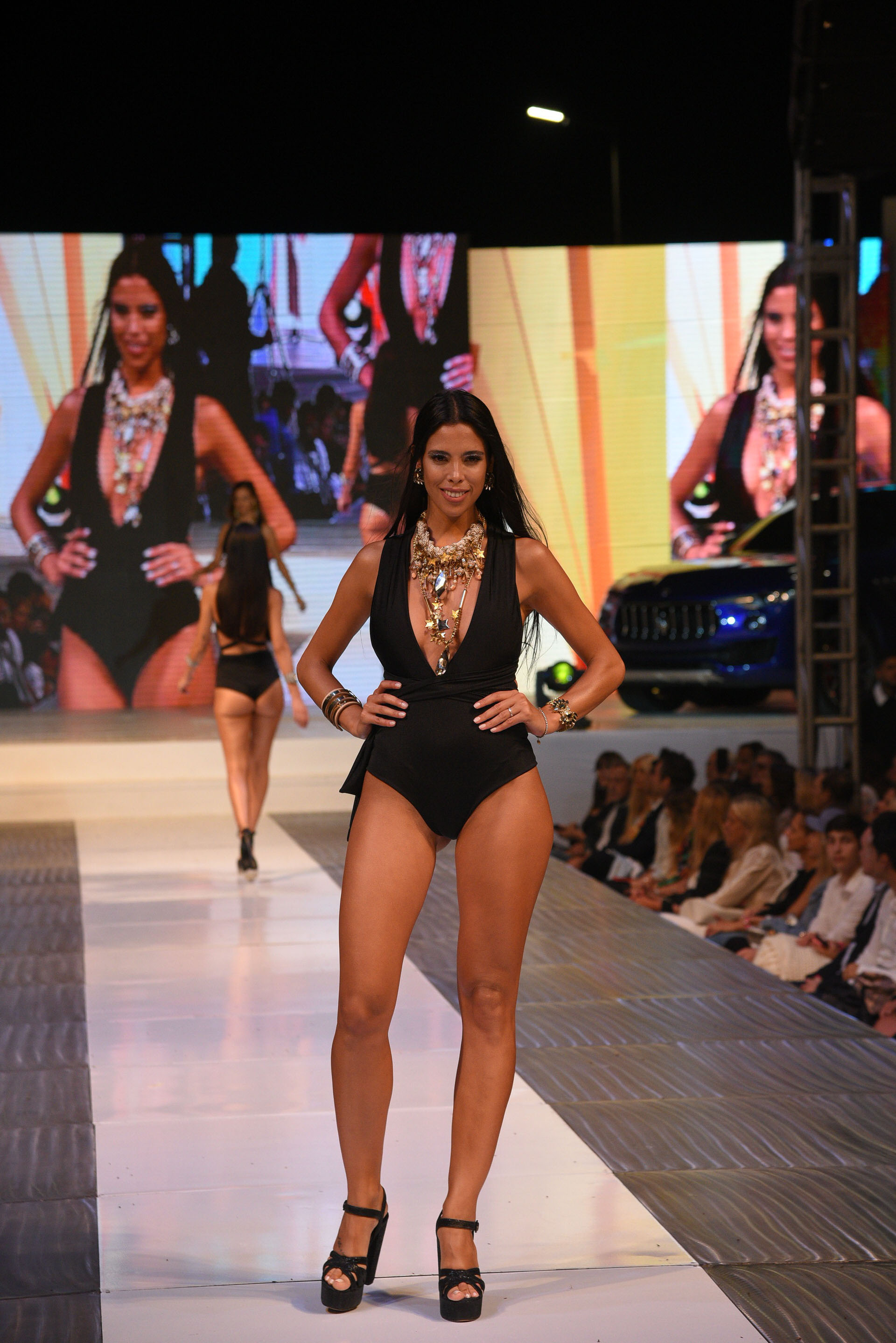 Maypi Delgado con un traje de baño escote profundo y el collar que se robó todas las miradas