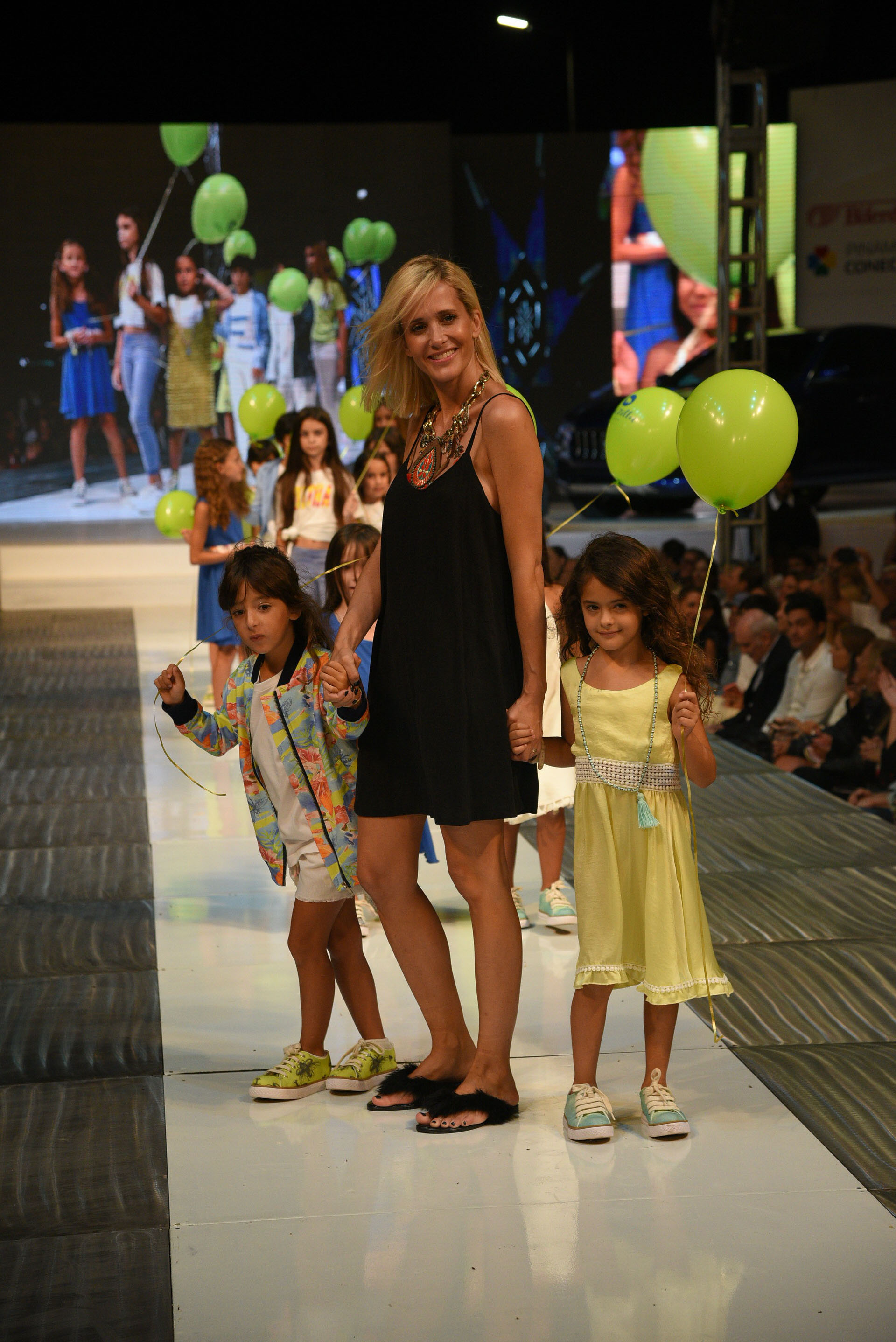 Julieta Prandi junto a mini models para Stai Zitta