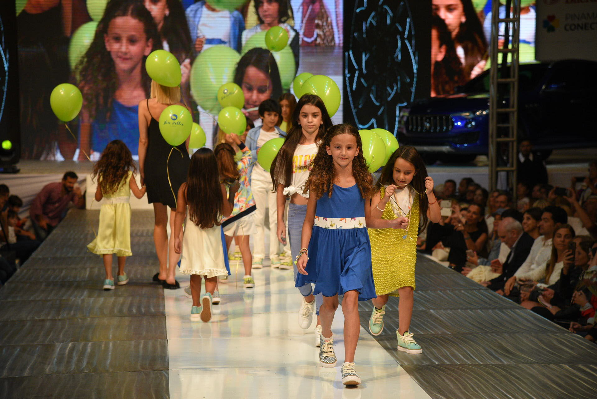 Stai Zitta, una firma de indumentaria infantil que divirtió la pasarela con globos de colores