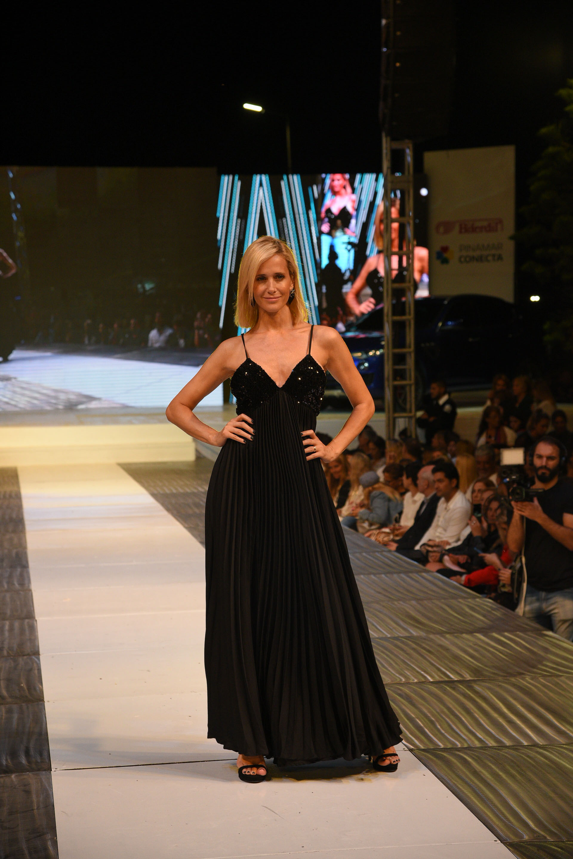 Julieta Prandi con un diseño veraniego, plisado en la pasada de la Fundación Fundare