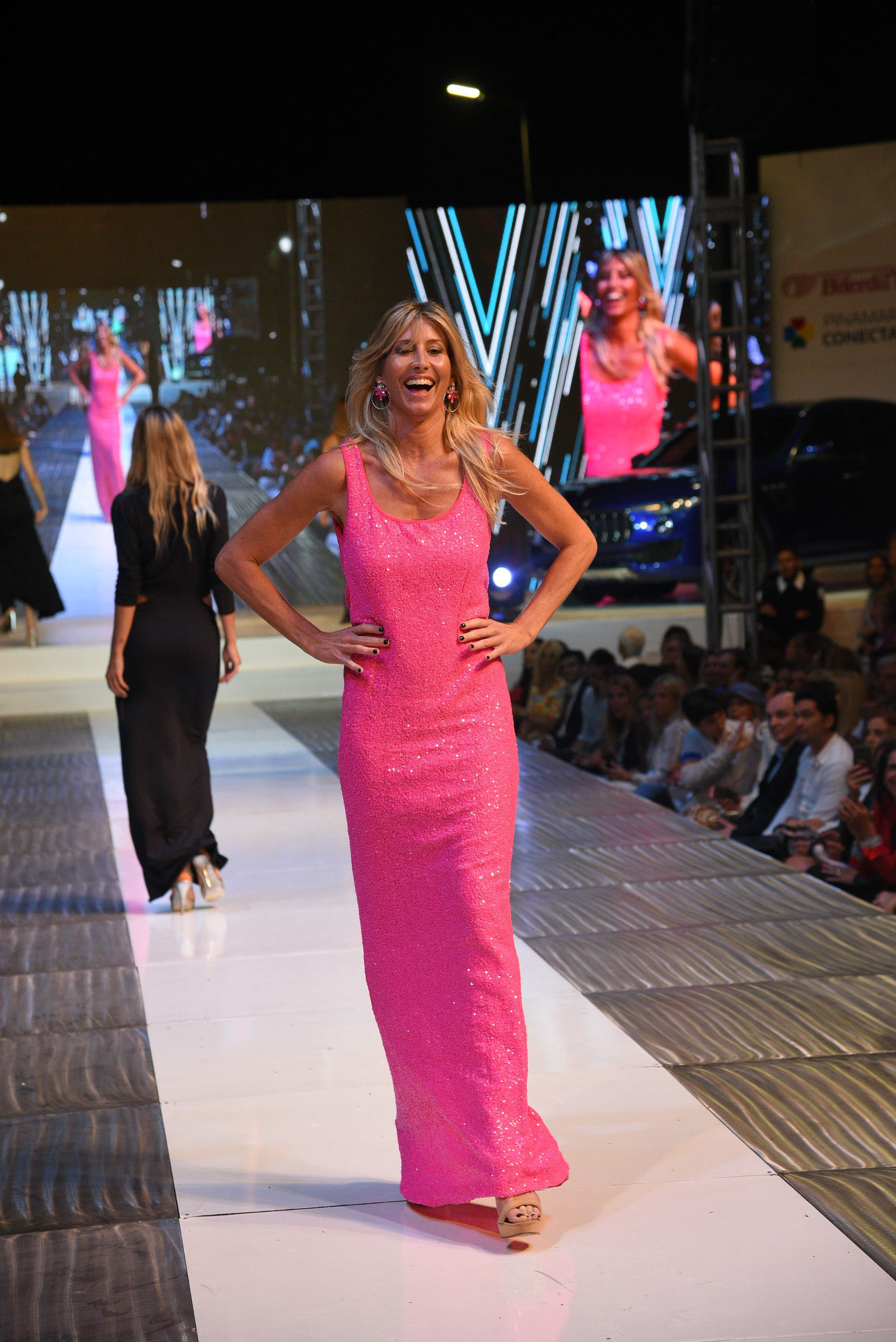 Con un vestido sirena de paillettes fucsia, la top model Soledad Solaro cerró la pasada de Fundación Fundare
