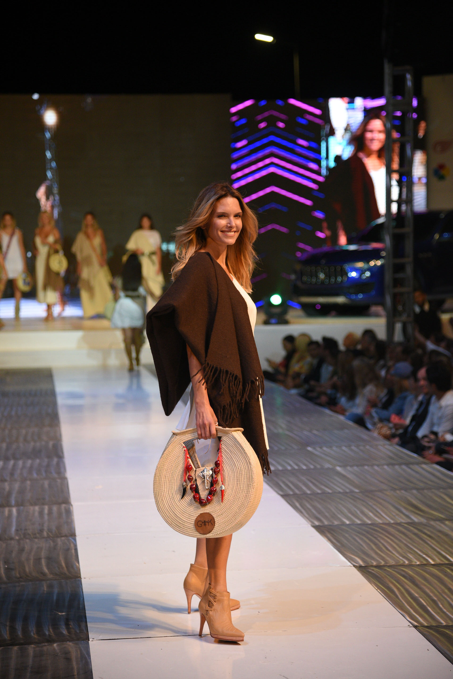 Gaucheska, una marca autóctona 100% emprendedora presentó su colección y Sofía Zámolo fue la encargada de cerrar con ruana, sobre y canasto de rafia realizado artesanalmente