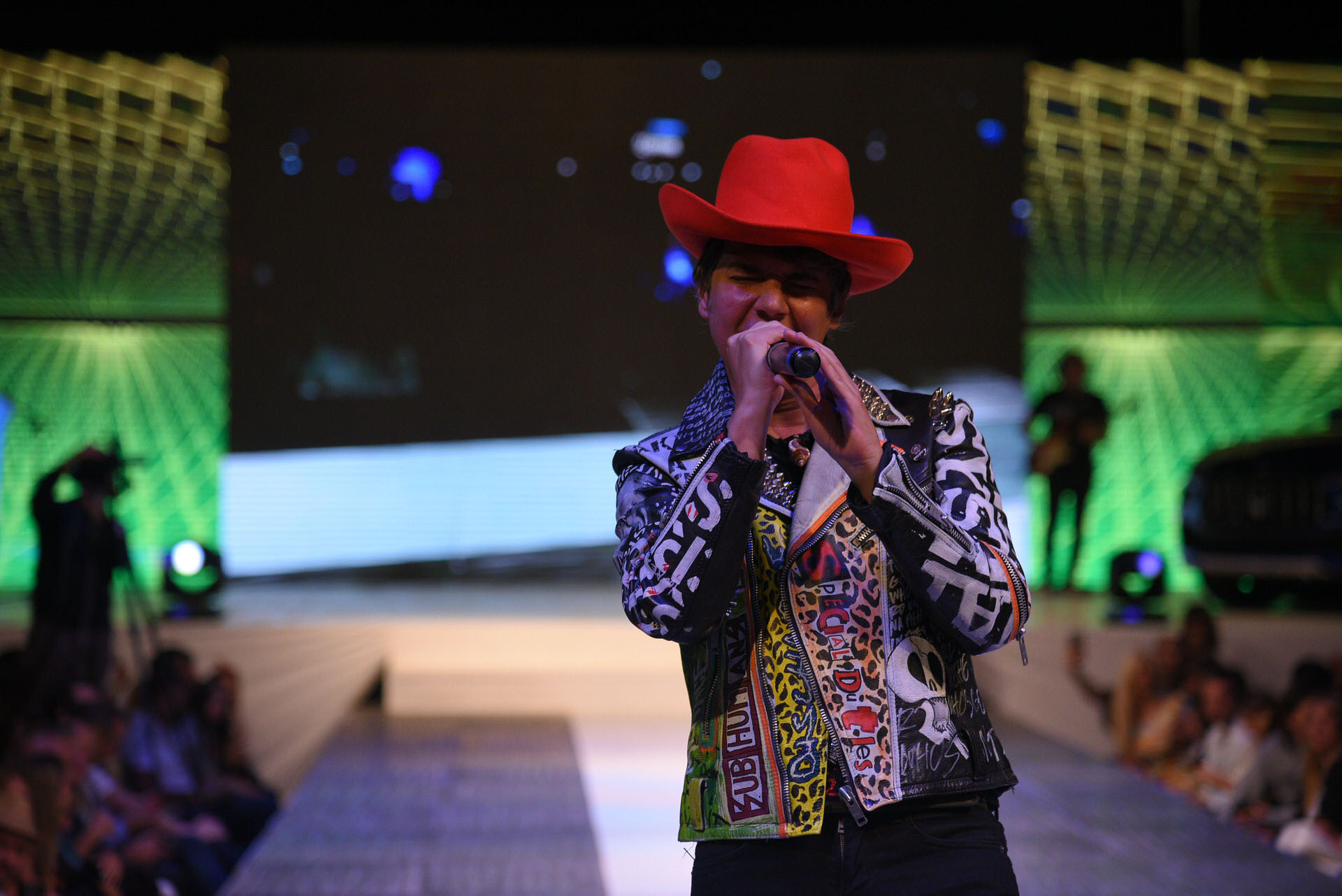 Maxi Trusso se presentó en el Pinamar Moda Look con un impactante vestuario y cantó sus canciones más conocidas para todos los presentes