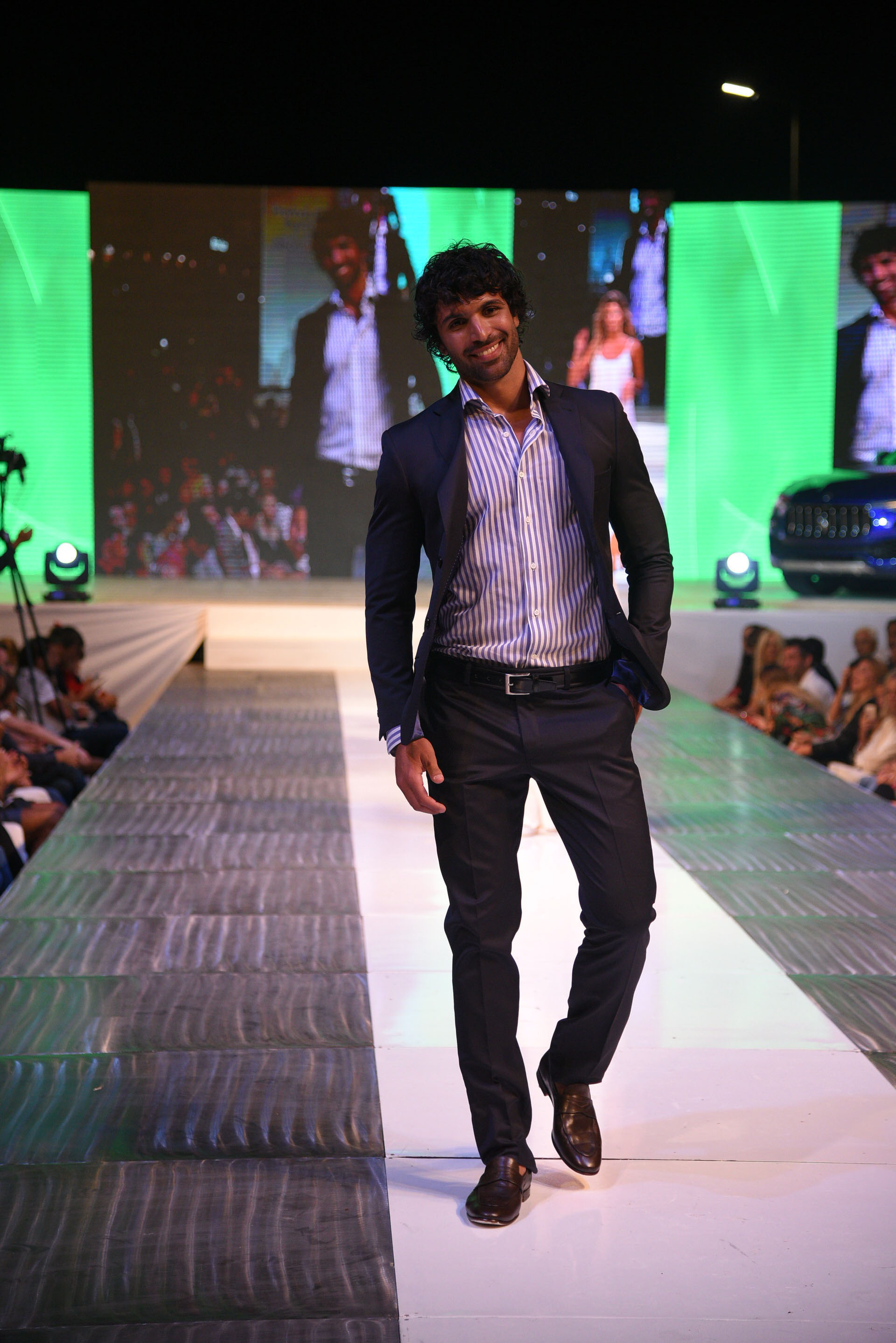 Un clásico esmoquin, con zapatos de vestir en marrón. Para un look más moderno, la camisa rayada violeta con blanco y sin corbata ni moño
