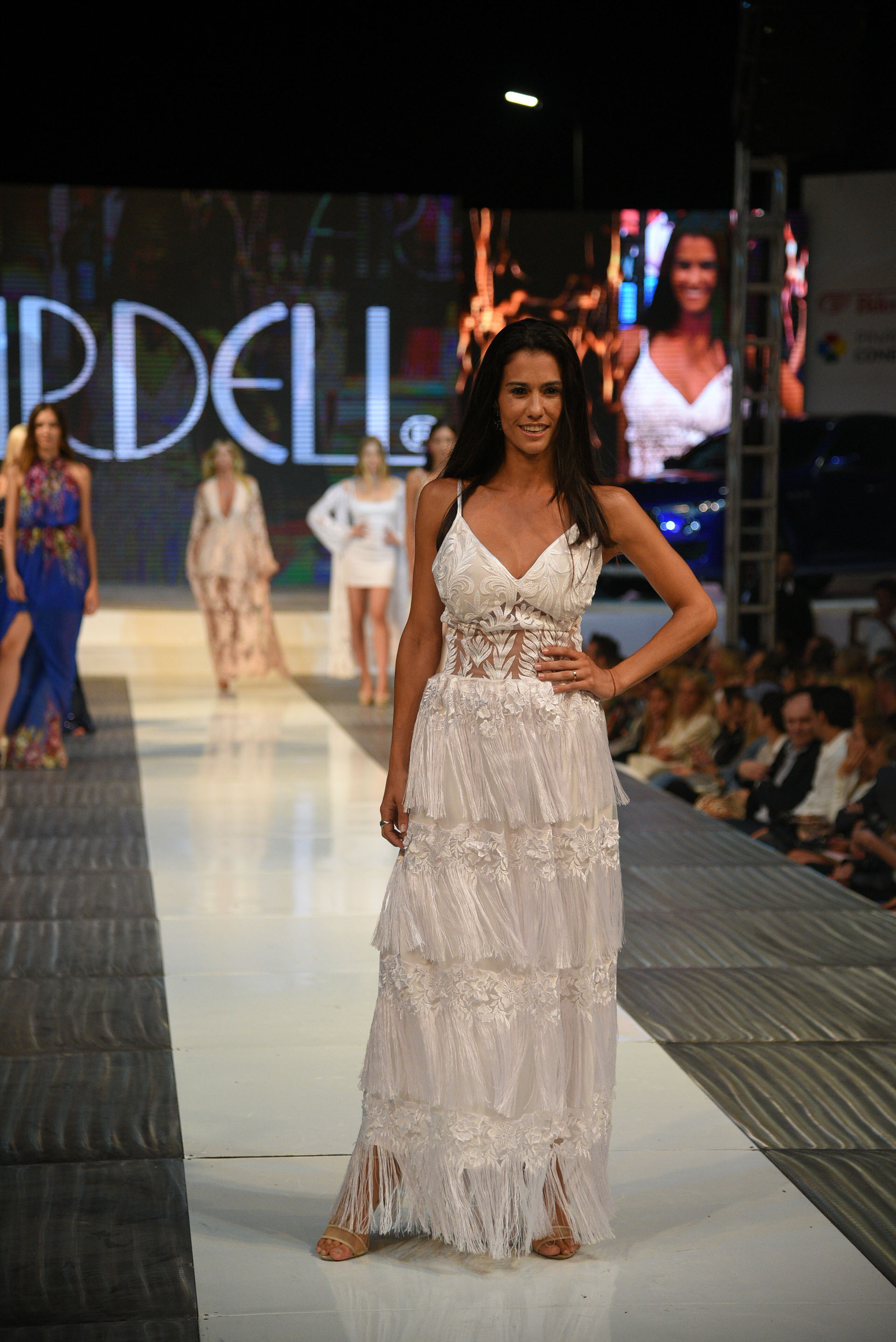 Delfina Gerez Bosco lució un vestido que combinó el bordado y los flecos