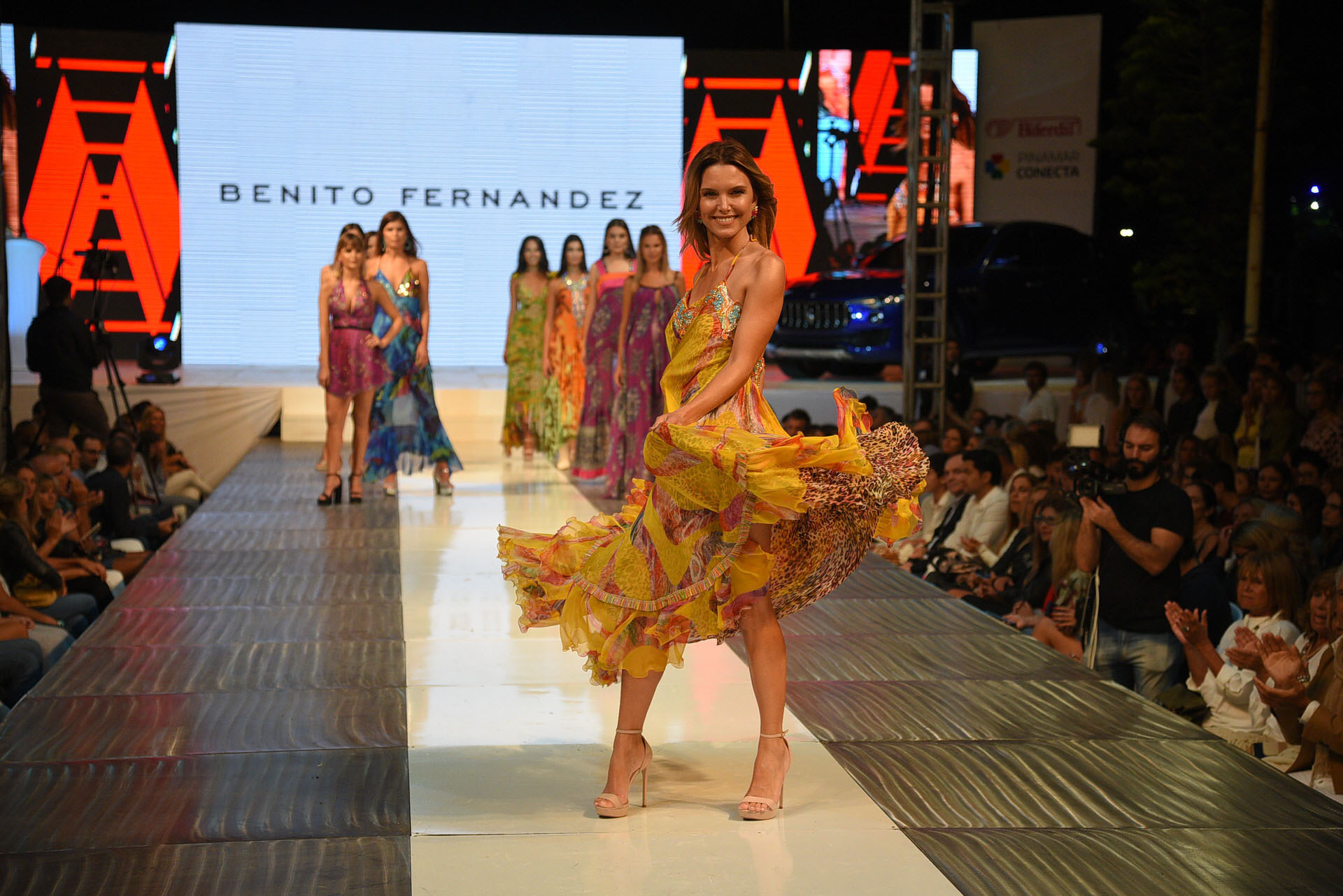 Sofía Zámolo, la encargada de cerrar la pasada de Benito Fernández con un vestido midi amarillo