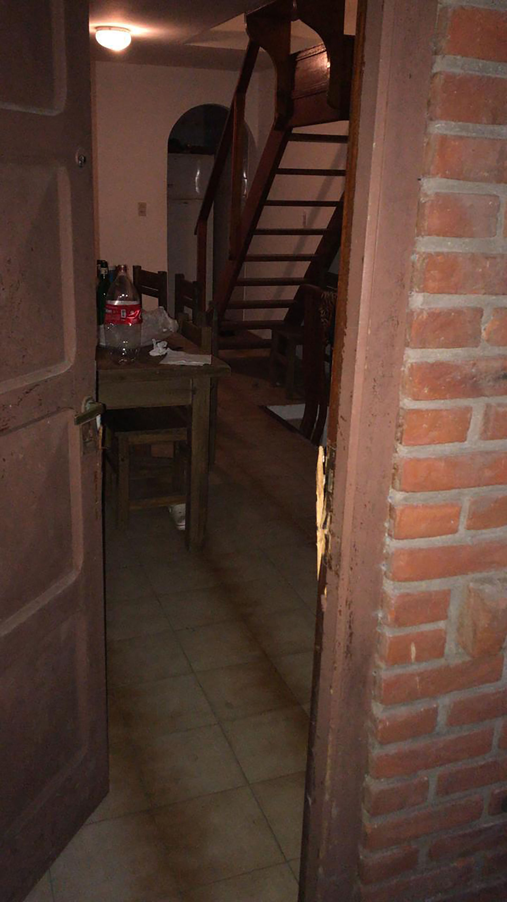Imagen de la puerta de la vivienda violentada