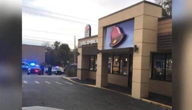 El escuadrón de bombas retiró la granada sin incidentes y luego la desechó de manera segura. El Taco Bell finalmente reabrió.