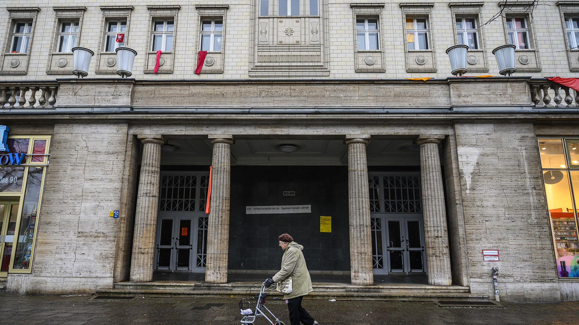 Una de las imponentes entradas a los “Stalinbau” (Photo by John MACDOUGALL / AFP)