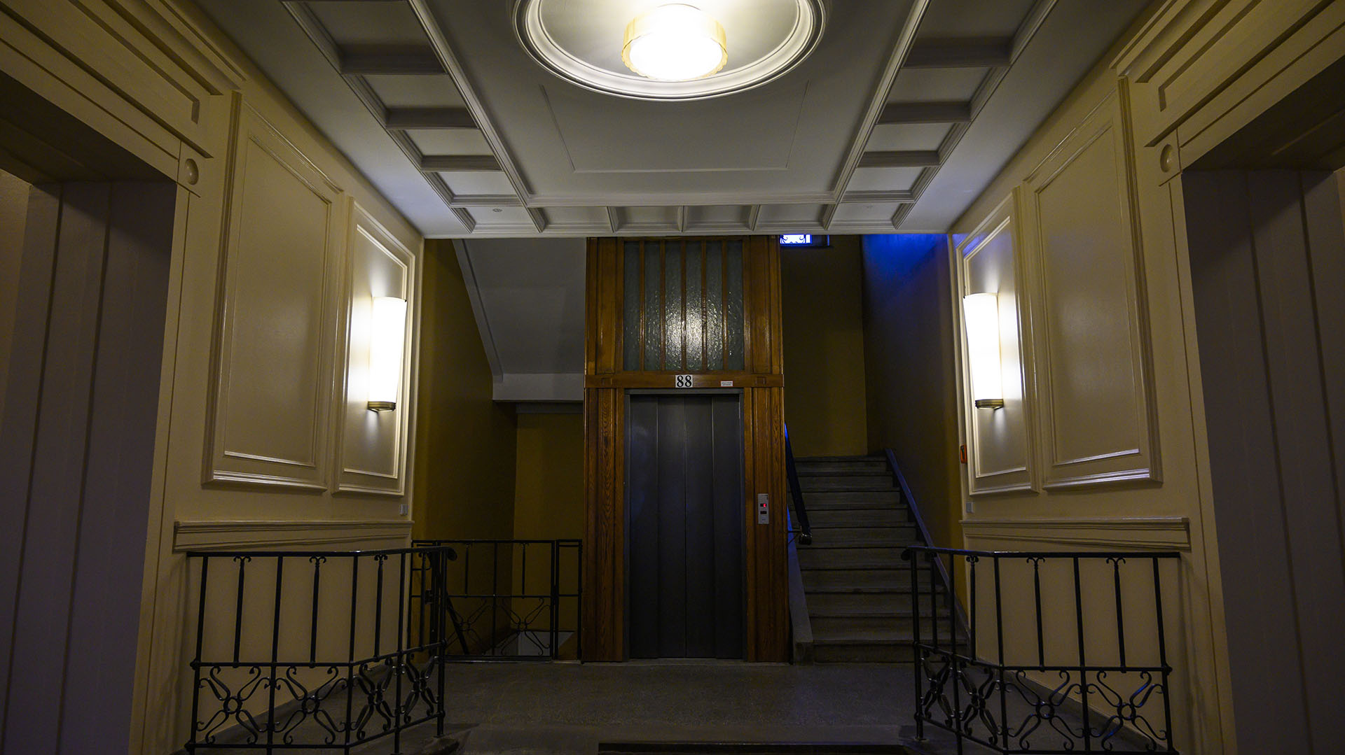 Interior de una de las “Construcciones Stalin”, con vista a la escalera y el elevador (John MACDOUGALL / AFP)