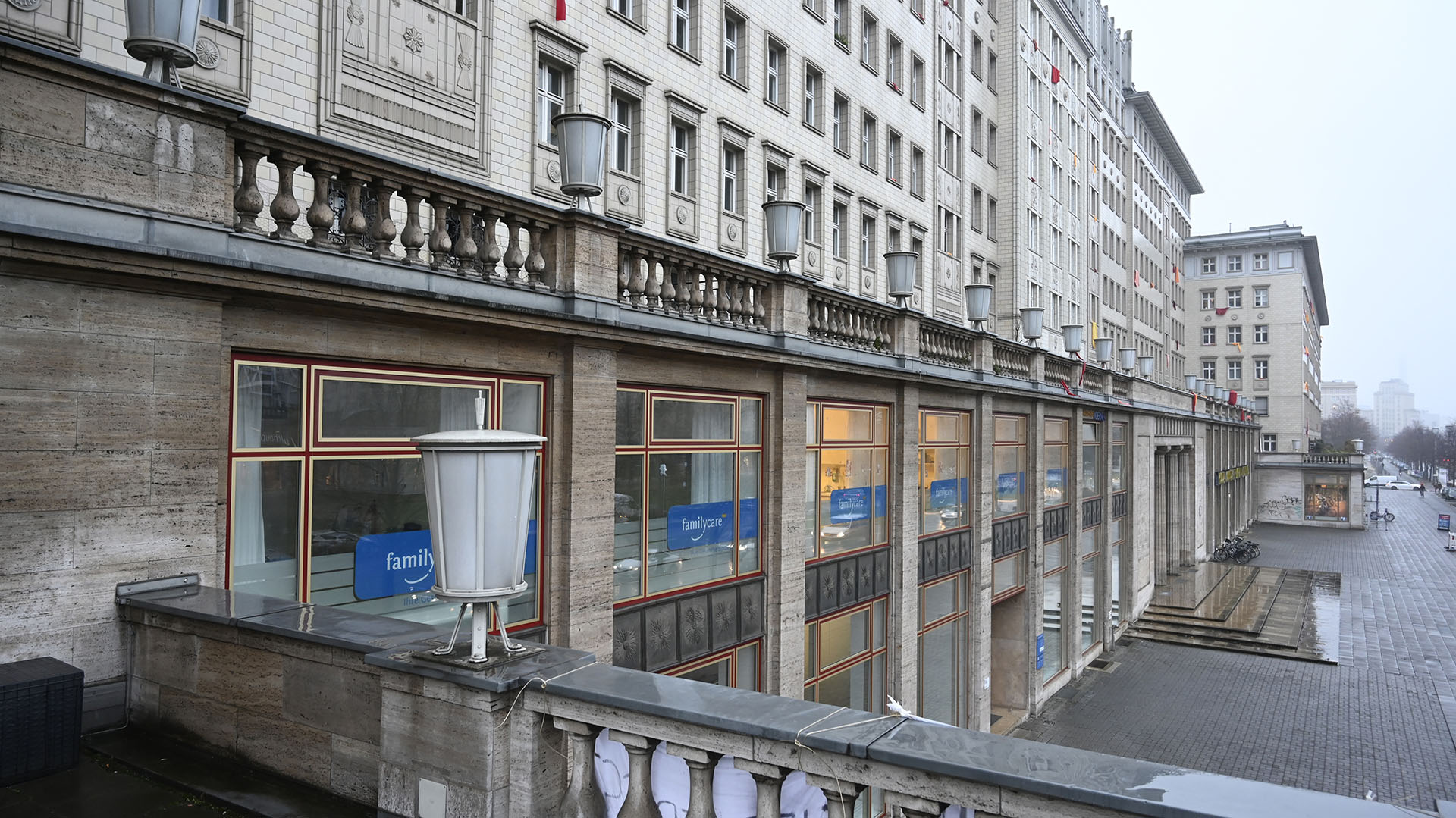 Los edificios fueron algunas vez la ostentación de Alemania del Este. Hoy sus residentes luchan contra la gentrificación (John MACDOUGALL / AFP)