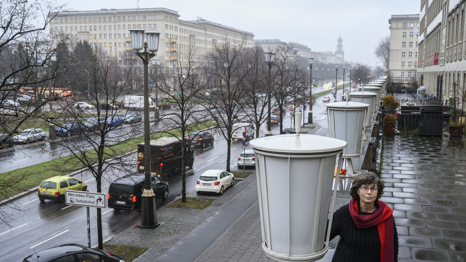 La residente y activista Ruth Notowicz en la terraza de su departamento sobre la avenida Karl Marx (John MACDOUGALL / AFP)