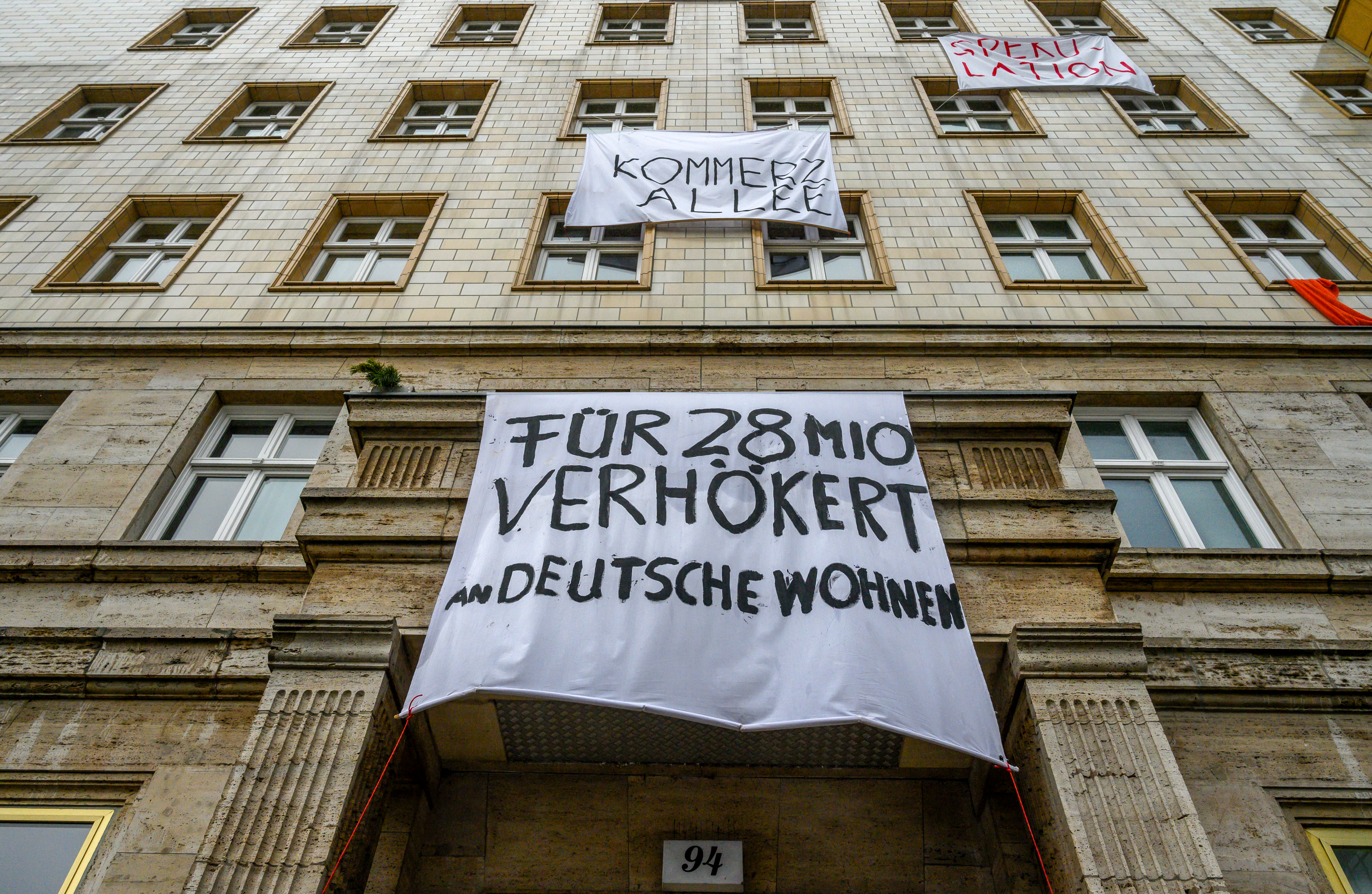 Carteles de protesta sobre uno de los edificios de arquitectura soviética (John MACDOUGALL / AFP)